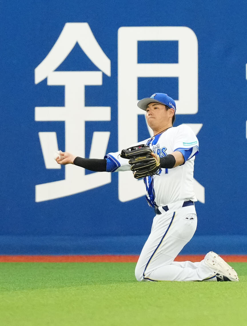 DeNA対中日　4回表中日無死、右飛となった田中の打球を好捕した蝦名（撮影・江口和貴）
