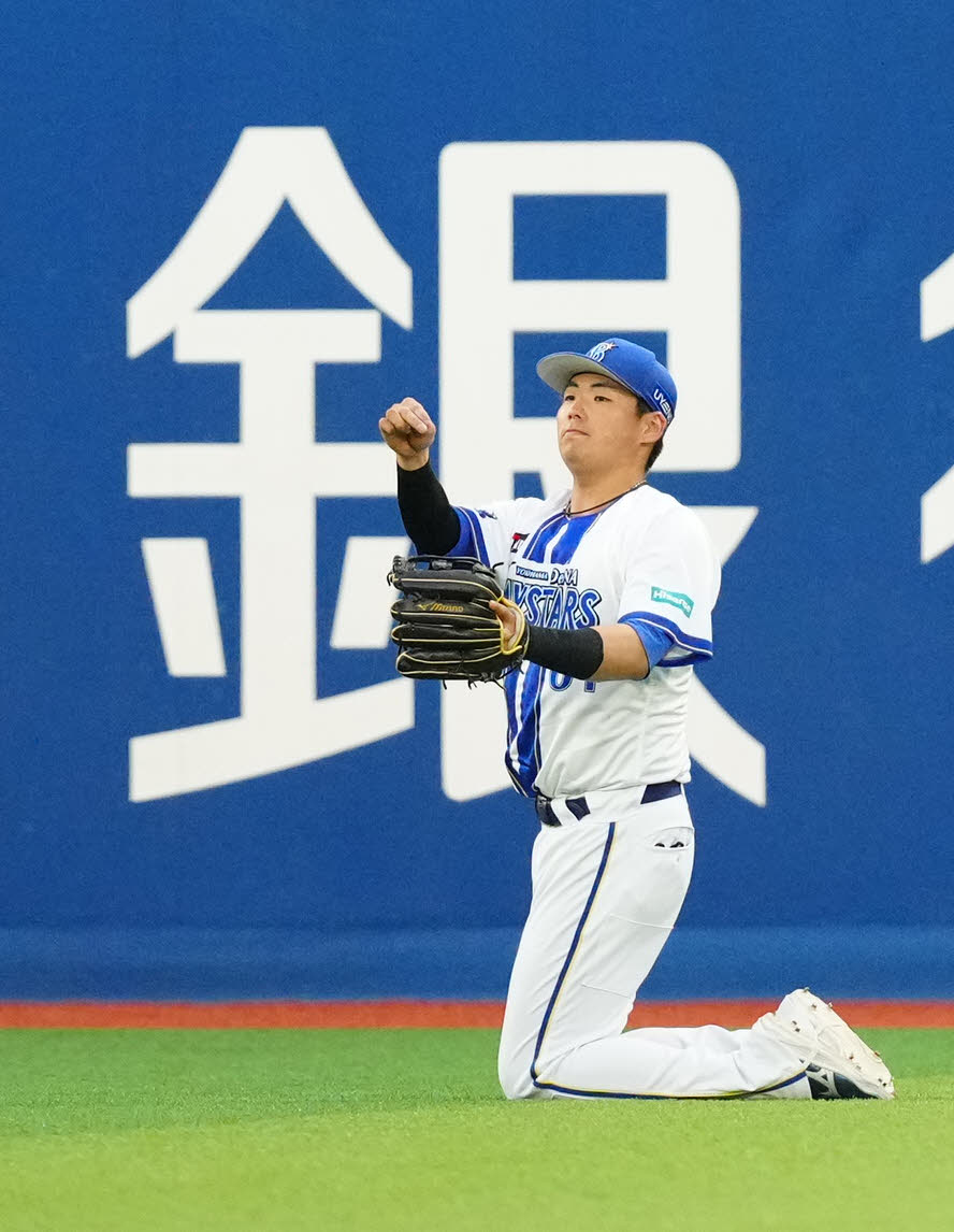 DeNA対中日　4回表中日無死、右飛となった田中の打球を好捕した蝦名（撮影・江口和貴）