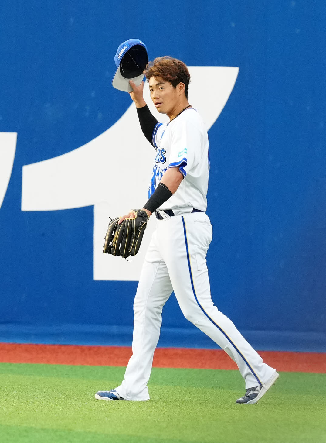 DeNA対中日　2回表中日無死、右飛となったカリステの打球を好捕した蝦名（撮影・江口和貴）