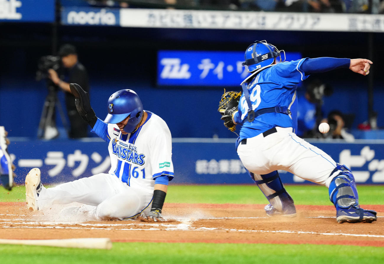 DeNA対中日　6回裏DeNA1死一、二塁、三森の適時打で生還する蝦名（左）（撮影・江口和貴）