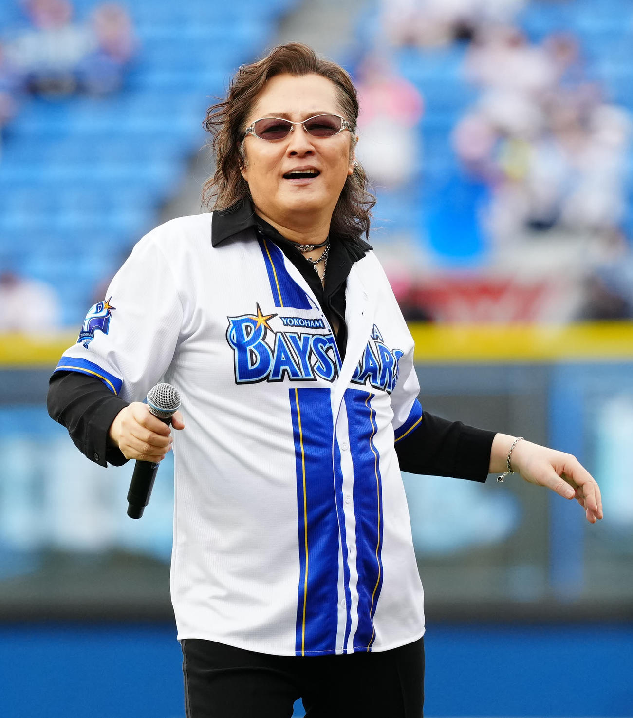 DeNA対中日　試合前、「君がいるだけで」を熱唱する石井竜也（撮影・江口和貴）