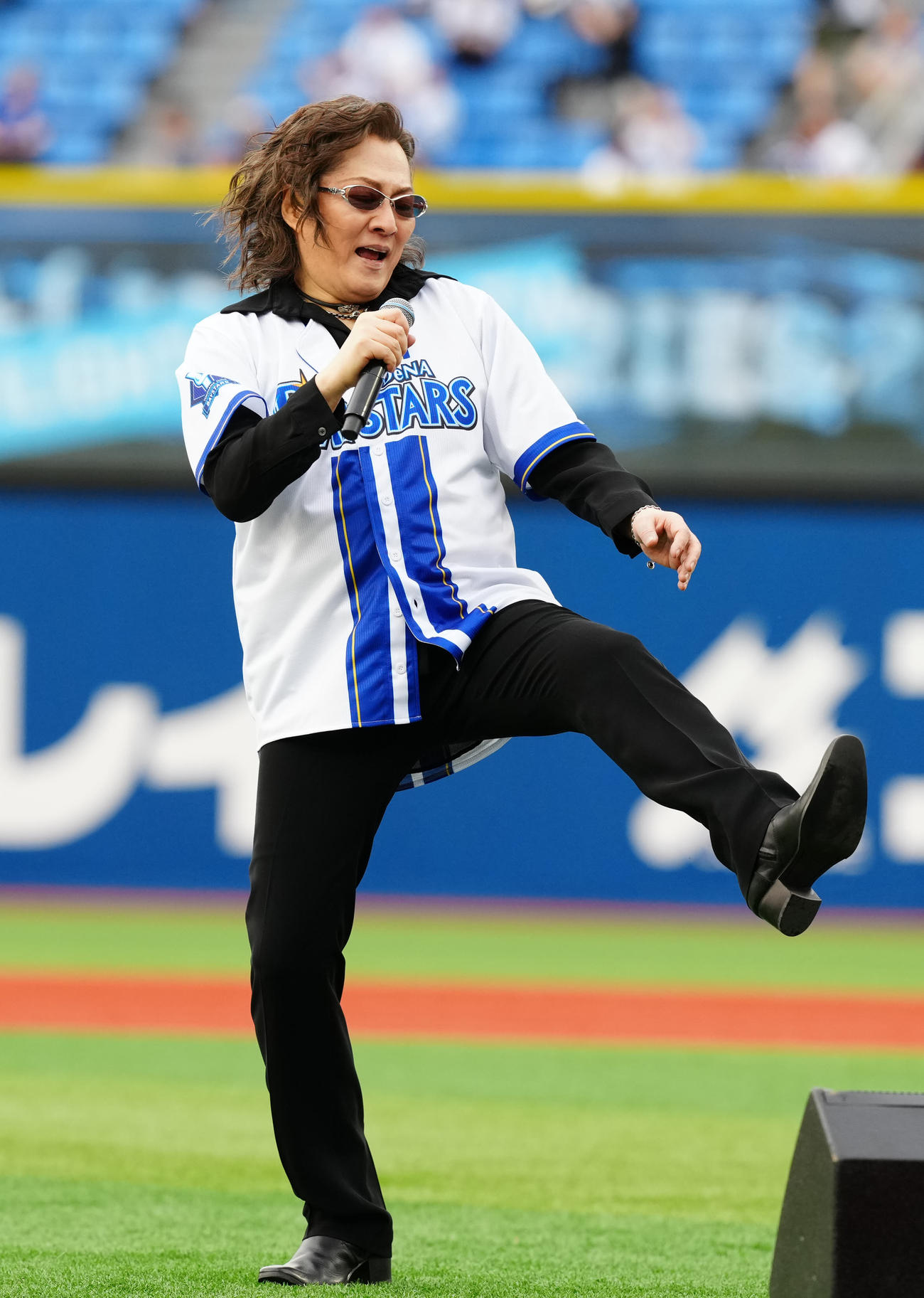 DeNA対中日　試合前、「君がいるだけで」を熱唱する石井竜也（撮影・江口和貴）