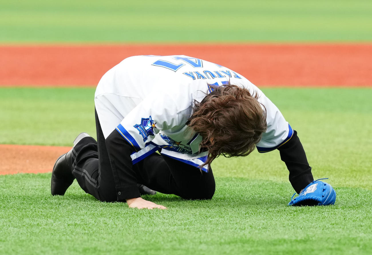 DeNA対中日　試合前、セレモニアルピッチに臨み、土下座する石井竜也（撮影・江口和貴）