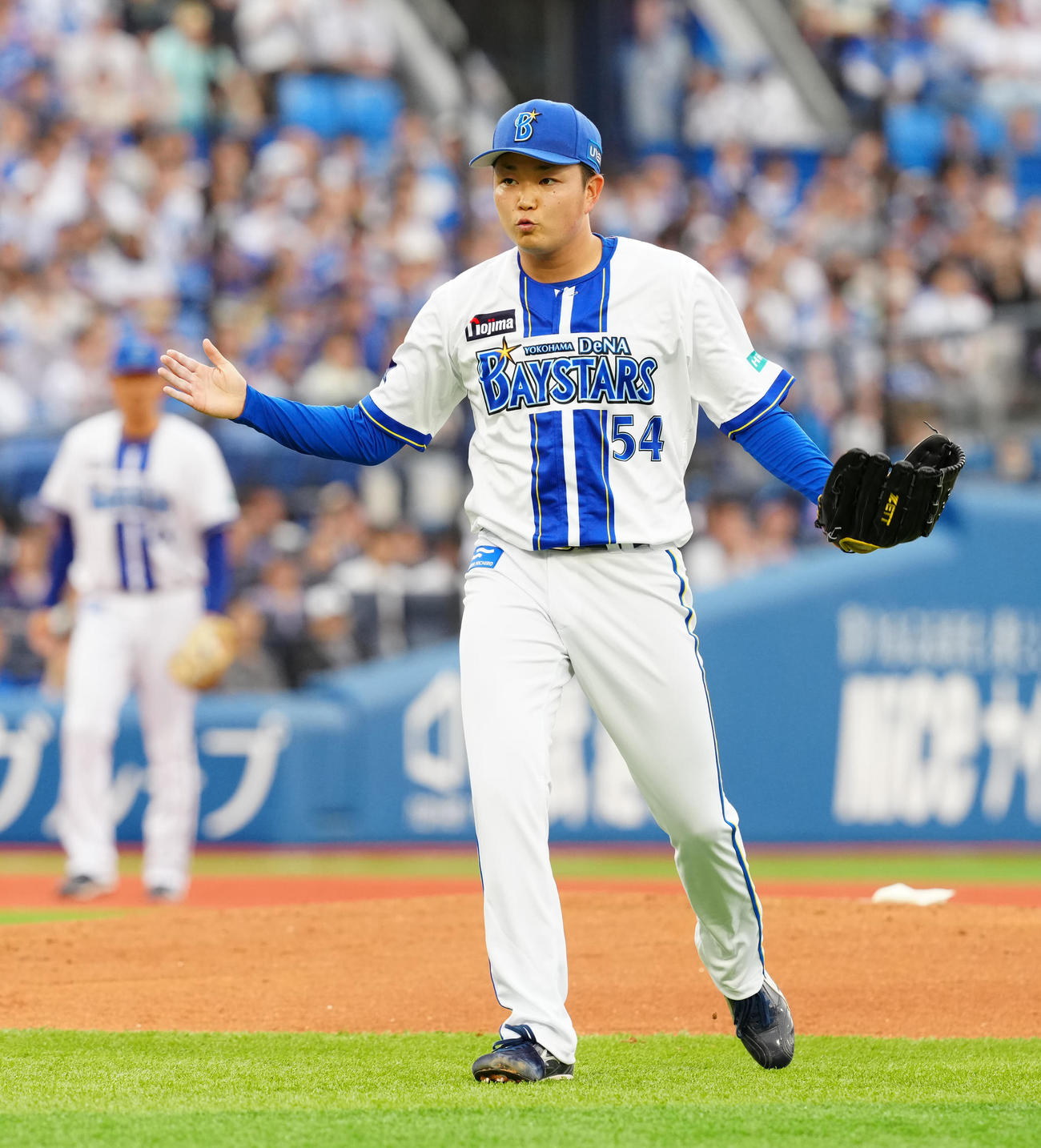 DeNA対中日　1回表終了後、ベンチに引き揚げるDeNA先発の石田裕（撮影・江口和貴）