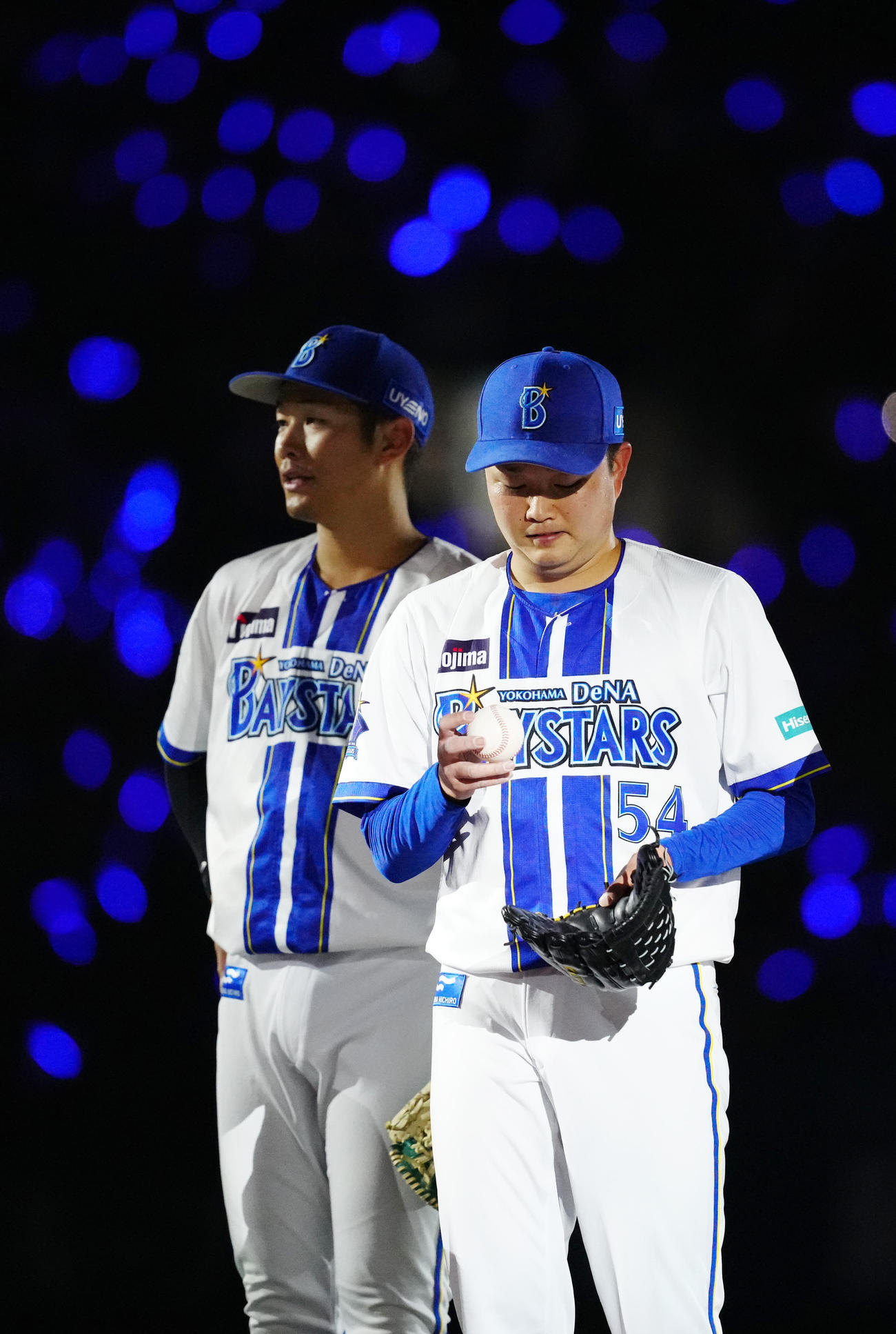 DeNA対中日　完封勝利を挙げ、ウイニングボールを見つめるDeNA石田裕（右）（撮影・江口和貴）