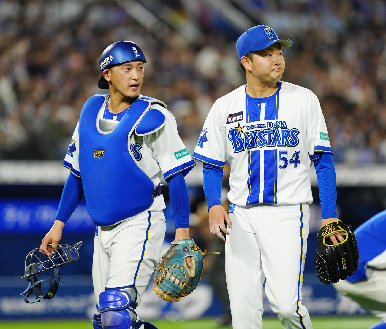 DeNA対中日　8回表終了後、ベンチに引き揚げるDeNA先発の石田裕（右）と捕手松尾（撮影・江口和貴）
