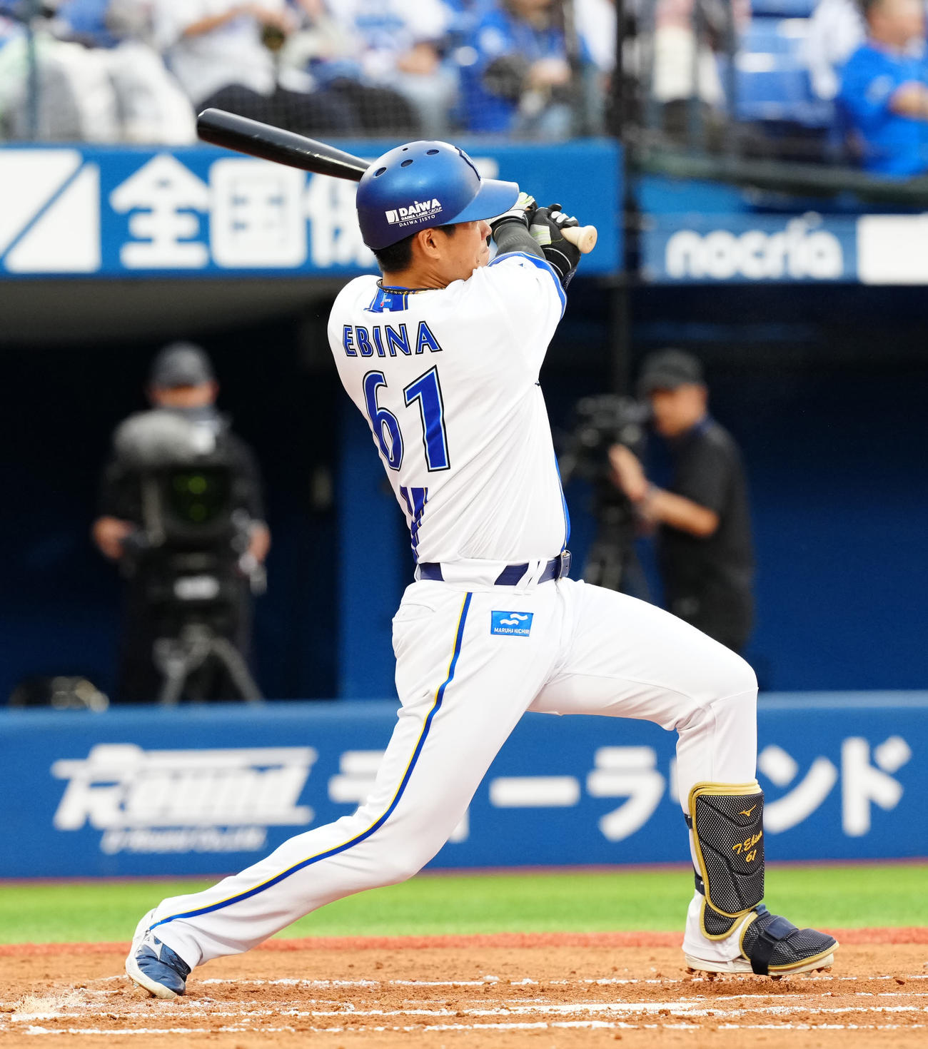 DeNA対中日　1回裏DeNA2死一、二塁、適時打を放つ蝦名（撮影・江口和貴）