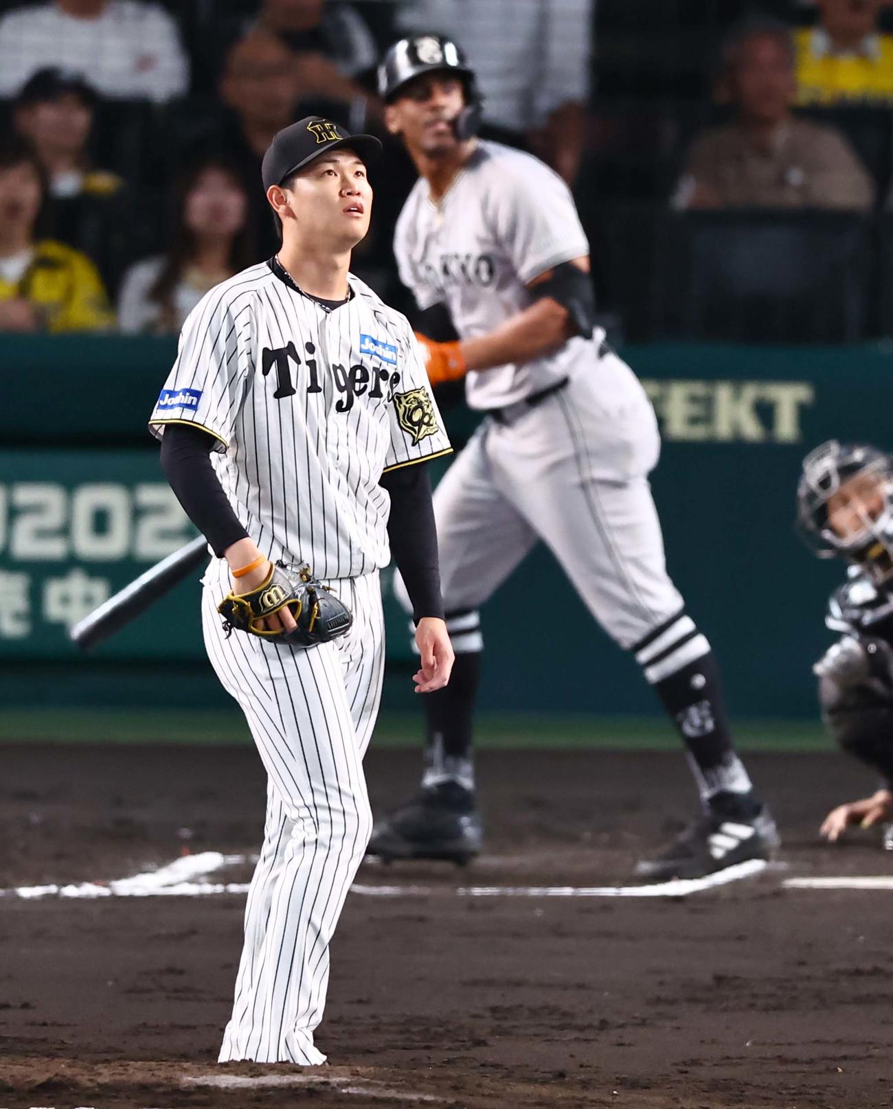 阪神対巨人　7回表巨人無死、及川はヘルナンデスに同点本塁打を浴びる（撮影・上田博志）