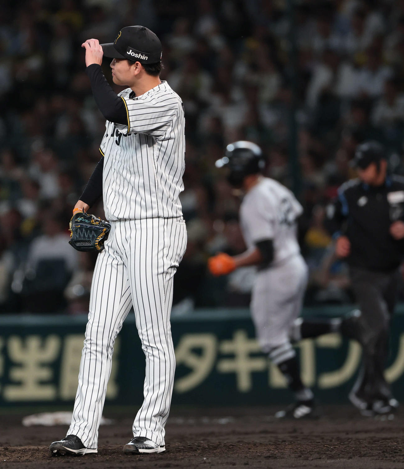 阪神対巨人　7回表巨人無死、代打ヘルナンデスに本塁打を打たれた及川（撮影・西尾就之）