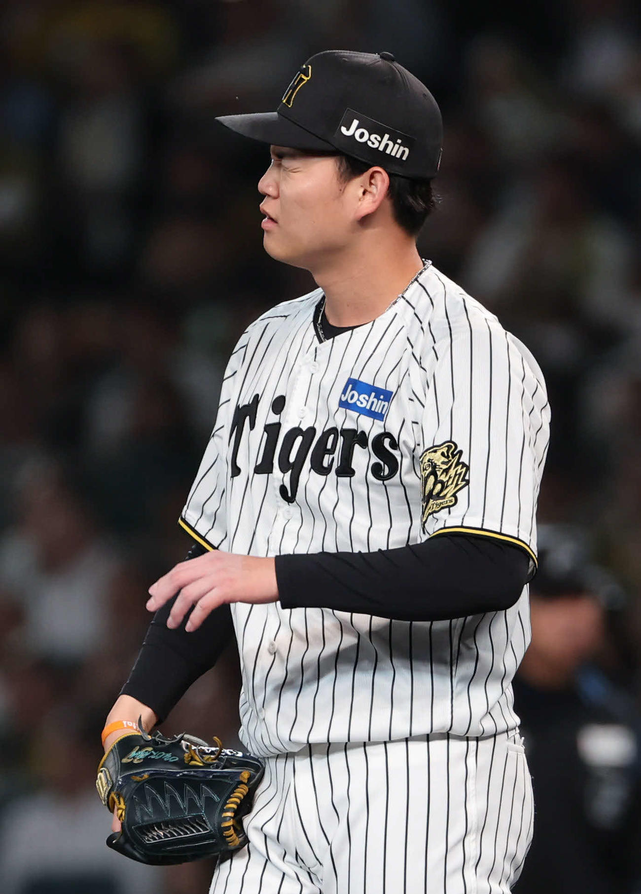 阪神対巨人　7回表巨人無死、代打ヘルナンデスに本塁打を打たれた及川は顔をしかめる（撮影・西尾就之）