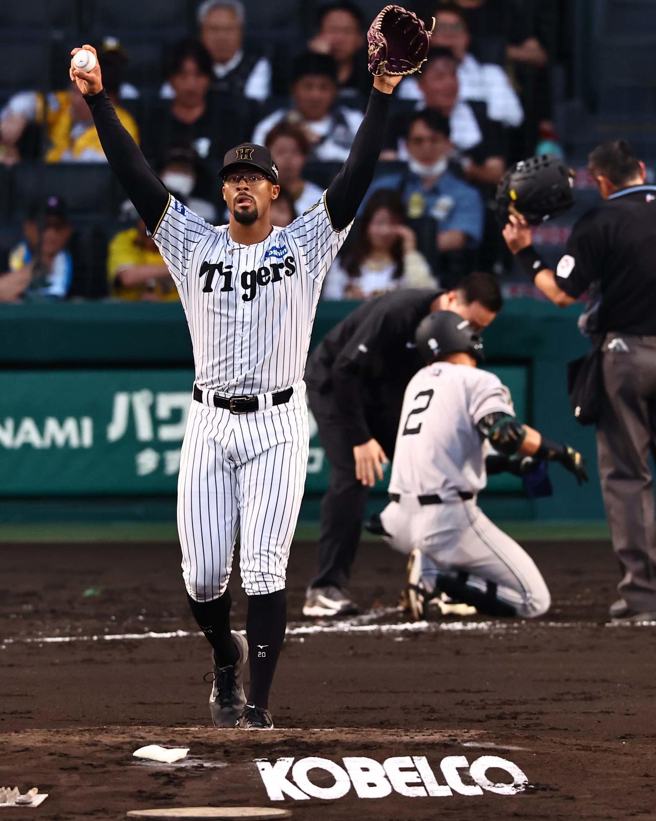 阪神対巨人　3回表巨人無死一、二塁、吉川に死球を与えたデュプランティエは腕を大きく上げる（撮影・上田博志）