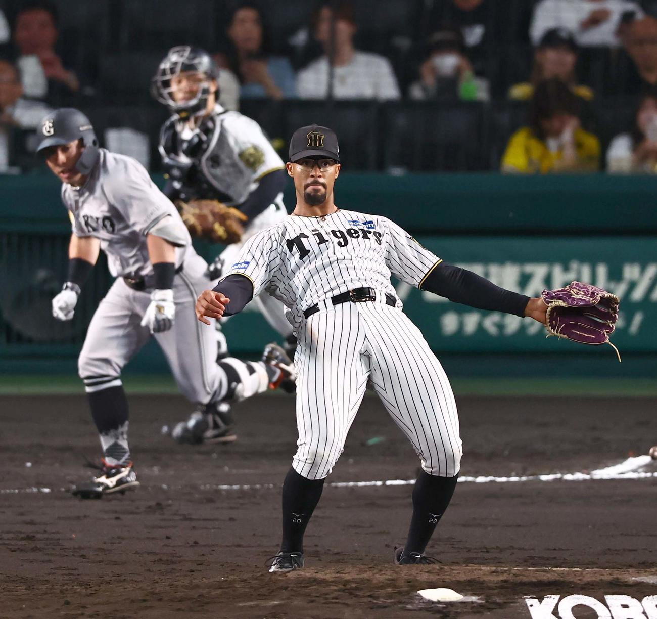 阪神対巨人　6回表巨人2死、浅野を遊ゴロに打ち取ったデュプランティエは高寺の守備を見守る（撮影・上田博志）
