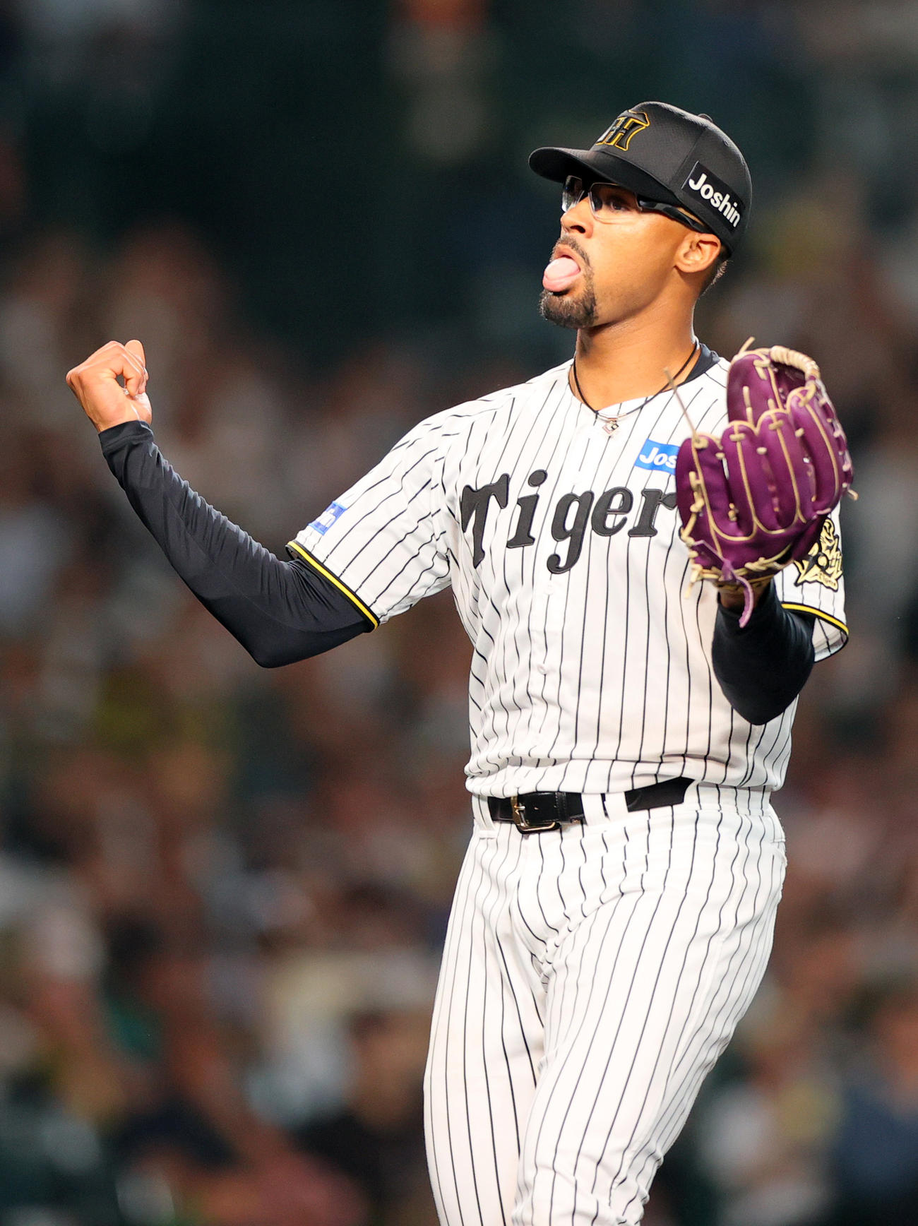 阪神対巨人　6回表巨人2死、デュプランティエは浅野を遊ゴロに仕留めガッツポーズする（撮影・上山淳一）