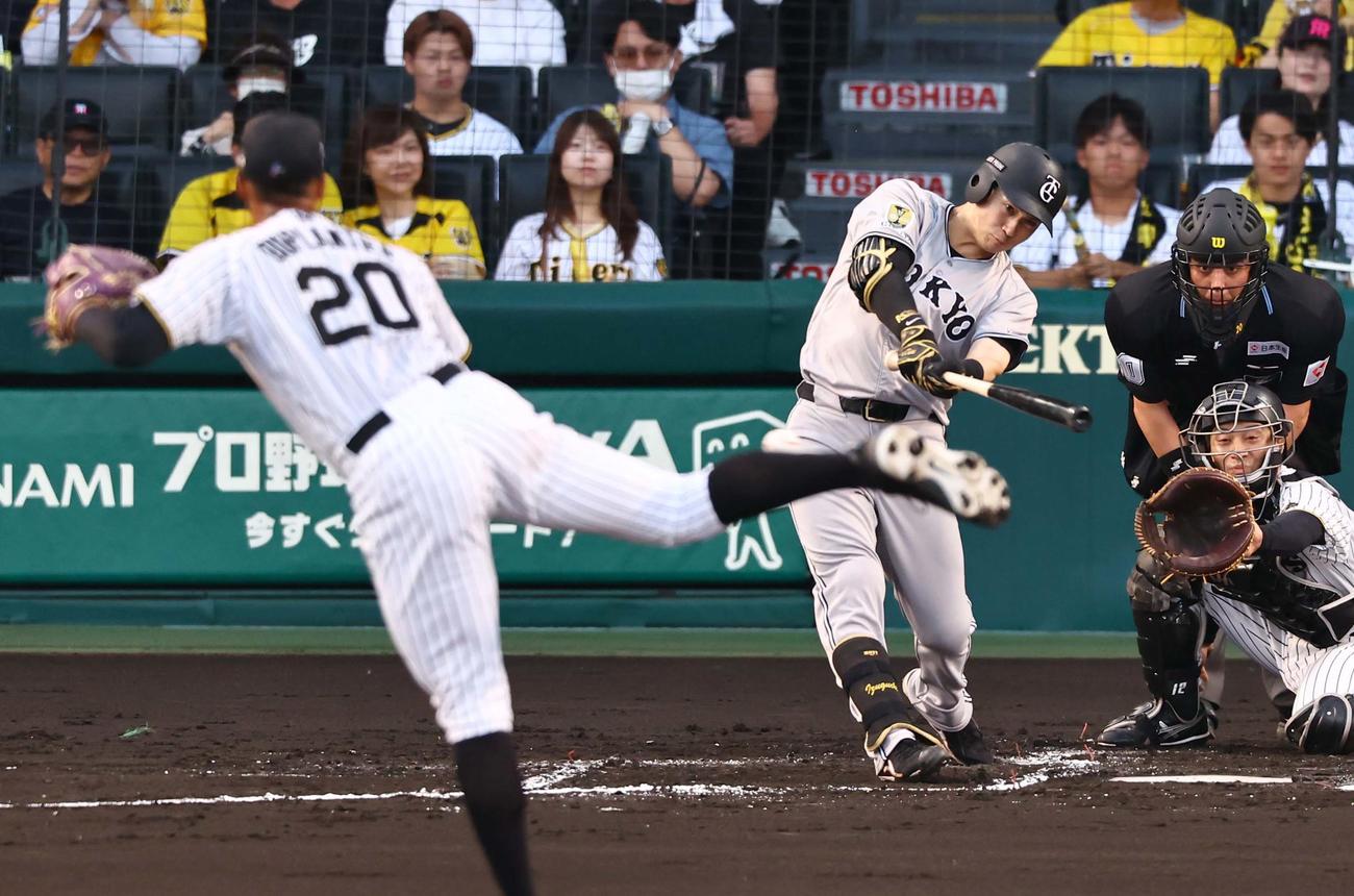阪神対巨人　2回表巨人1死一、二塁、泉口は先制適時二塁打を放つ（撮影・上田博志）