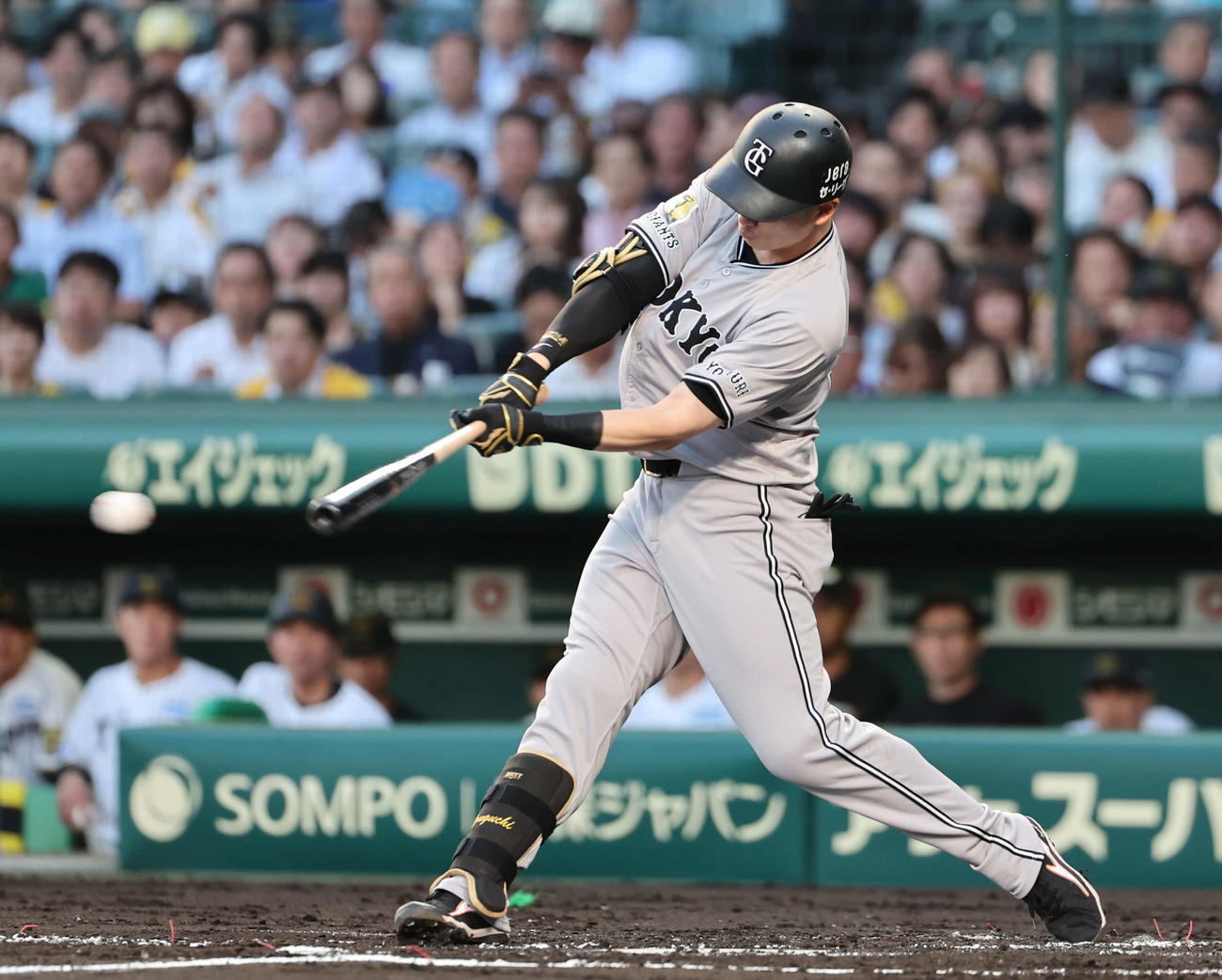 阪神対巨人　2回表巨人1死一、二塁、泉口は右翼へ適時二塁打を放つ（撮影・西尾就之）