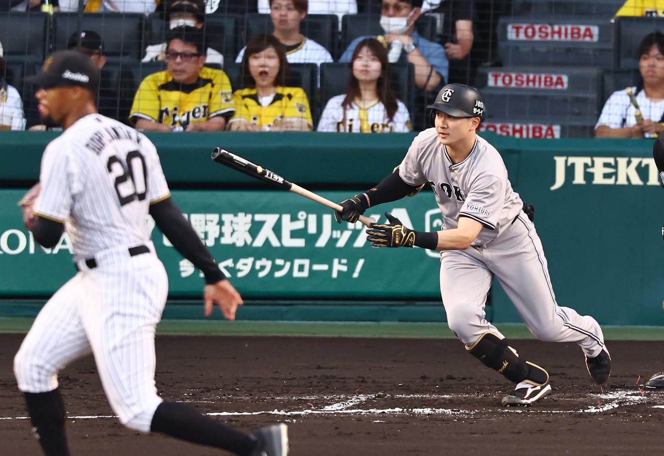 阪神対巨人　2回表巨人1死一、二塁、泉口は先制適時二塁打を放つ（撮影・上田博志）