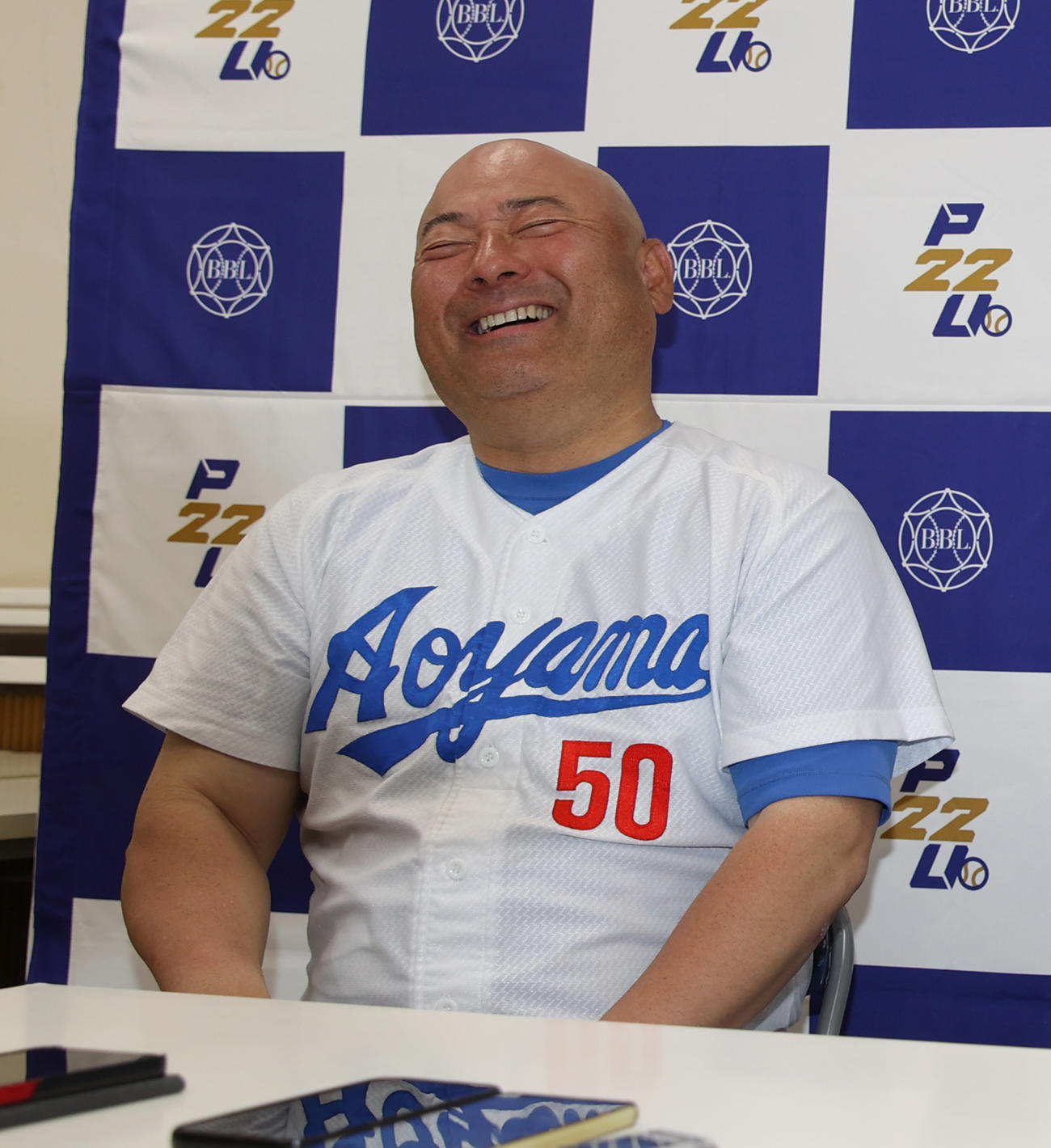 青学大対国学院大　会見で笑顔を見せる安藤監督（撮影・柴田隆二）