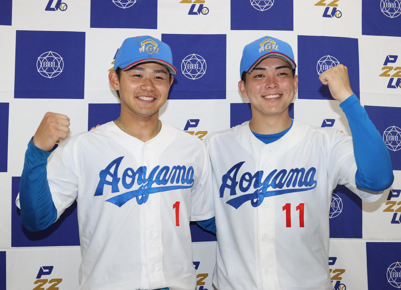 青学大対国学院大　3安打完封勝利を挙げた青学大・中西（右）は決勝打の藤原とガッツポーズする（撮影・柴田隆二）
