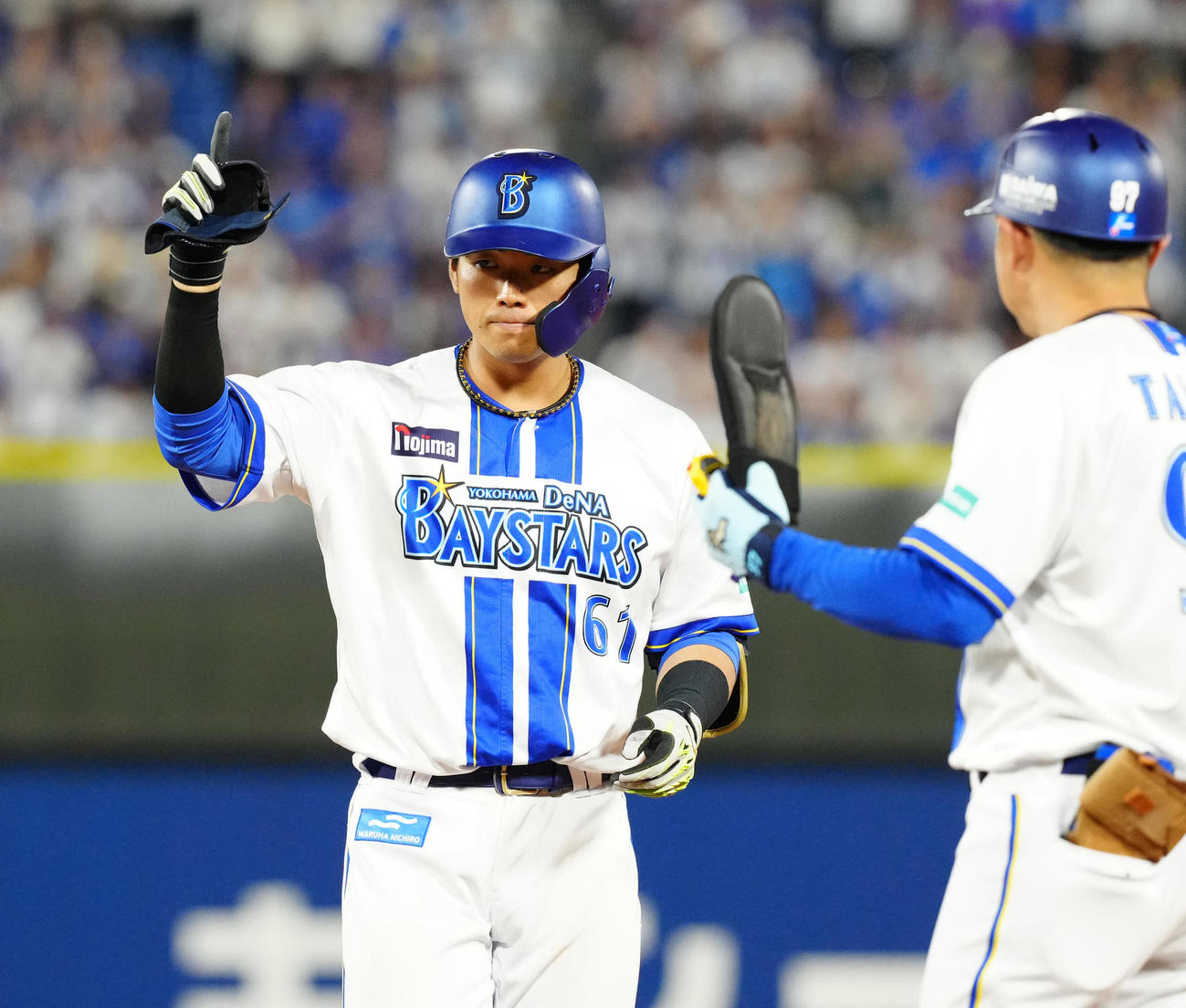 DeNA対中日　6回裏DeNA無死一塁、左前打を放った蝦名（撮影・江口和貴）