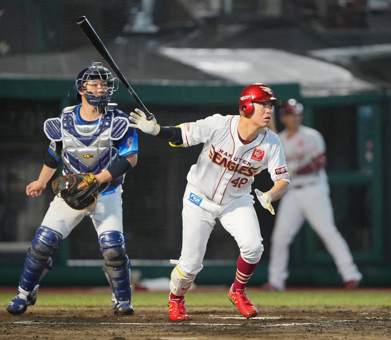 楽天対西武　7回裏楽天2死一塁、適時二塁打を放つ渡辺佳（撮影・垰建太）