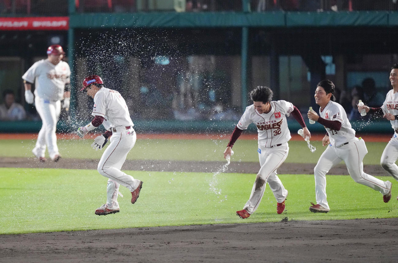 楽天対西武　9回裏楽天1死三塁、宗山（左から2人目）はサヨナラ中犠飛を放ち祝福される（撮影・足立雅史）
