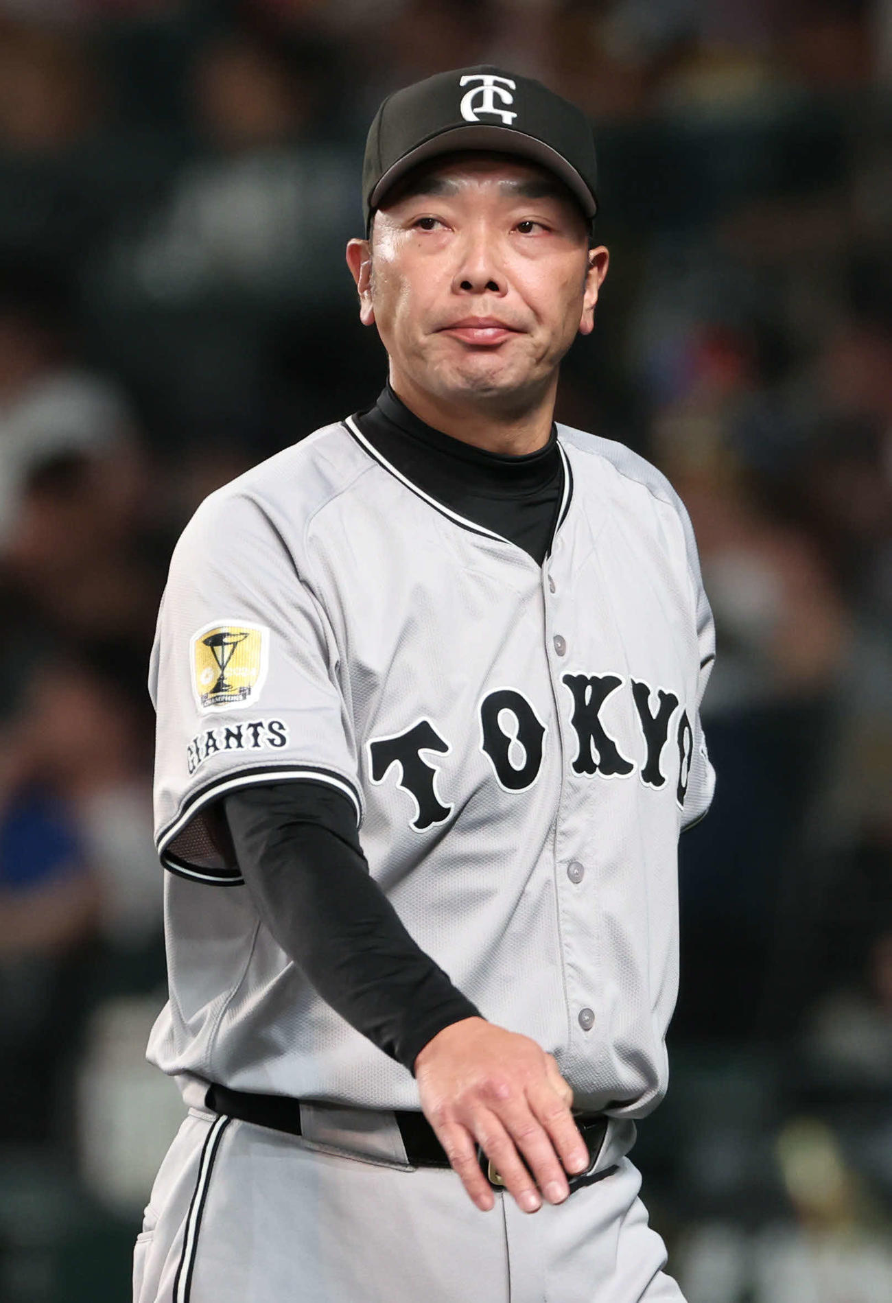 阪神対巨人　7回の攻撃を終え選手交代を告げる巨人阿部監督（撮影・西尾就之）