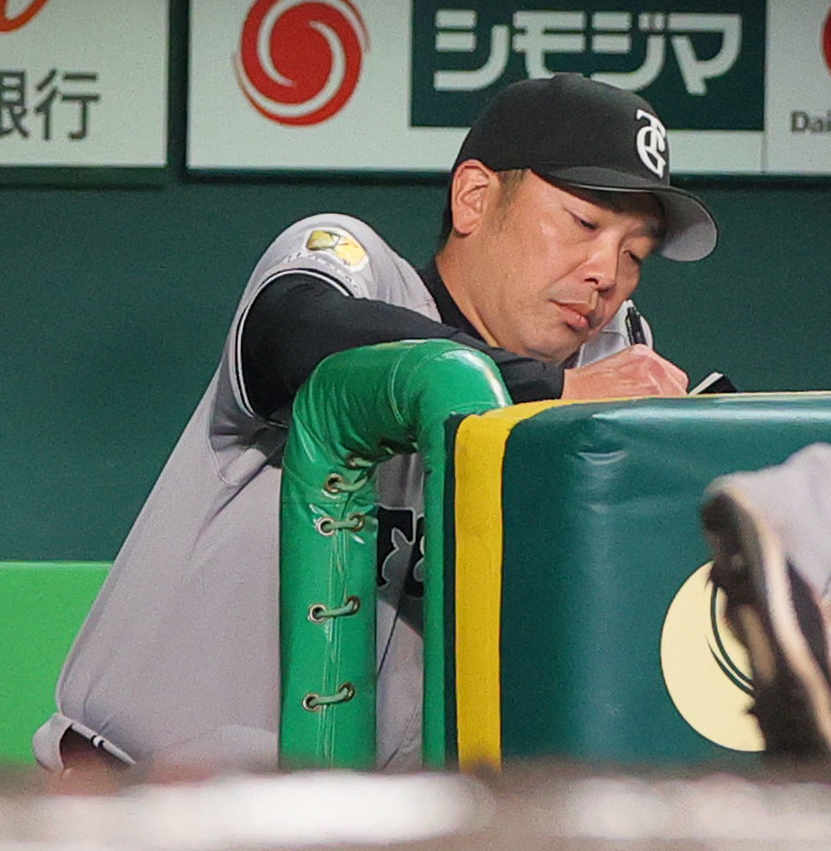 阪神対巨人　6回表、ベンチでメモを取る阿部監督（撮影・上山淳一）