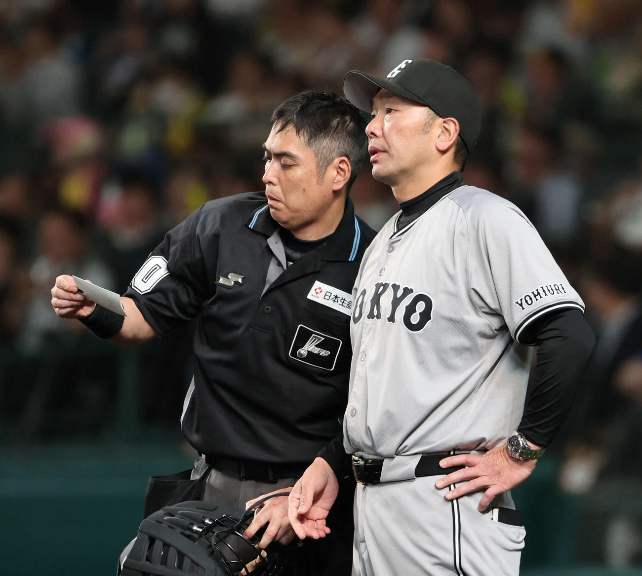 阪神対巨人　7回の攻撃を終え選手交代を告げる巨人阿部監督（撮影・西尾就之）