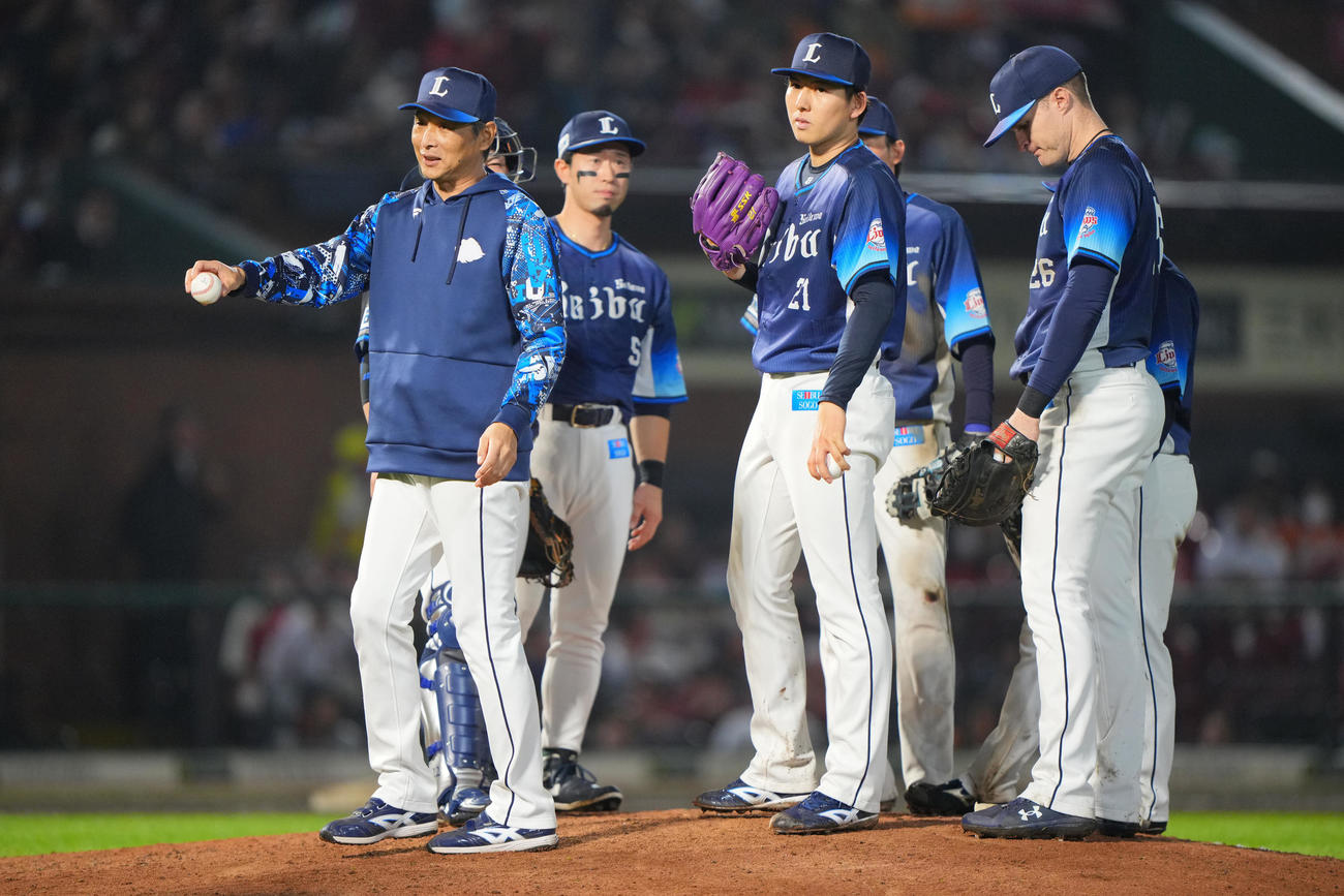 楽天対西武　8回裏楽天2死一、二塁、武内（右から2人目）の交代を告げる西口監督（撮影・垰建太）