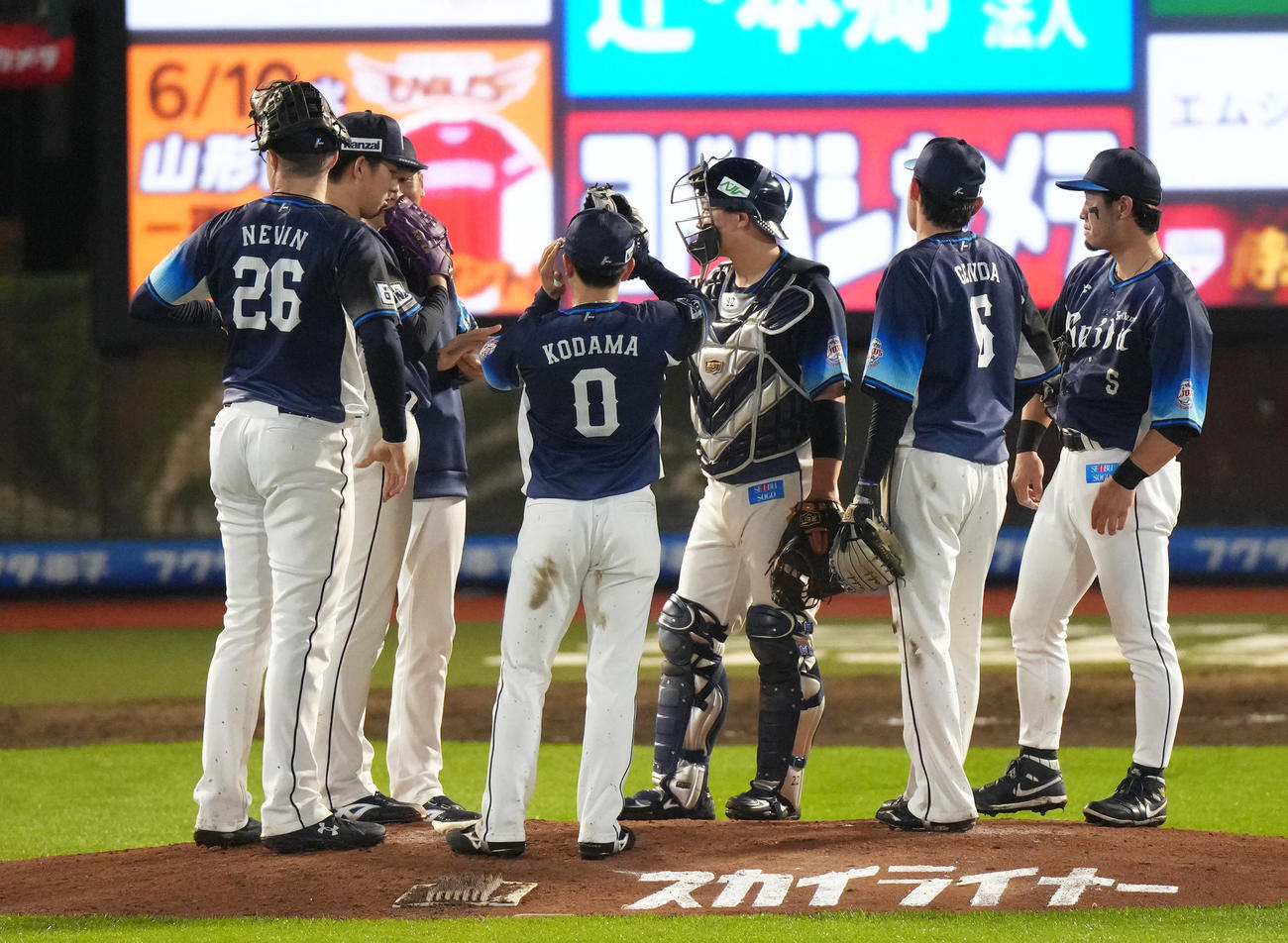 楽天対西武　8回、マウンドの西武武内（左から2人目）の交代を告げ、声をかける西口監督（同3人目）（撮影・足立雅史）