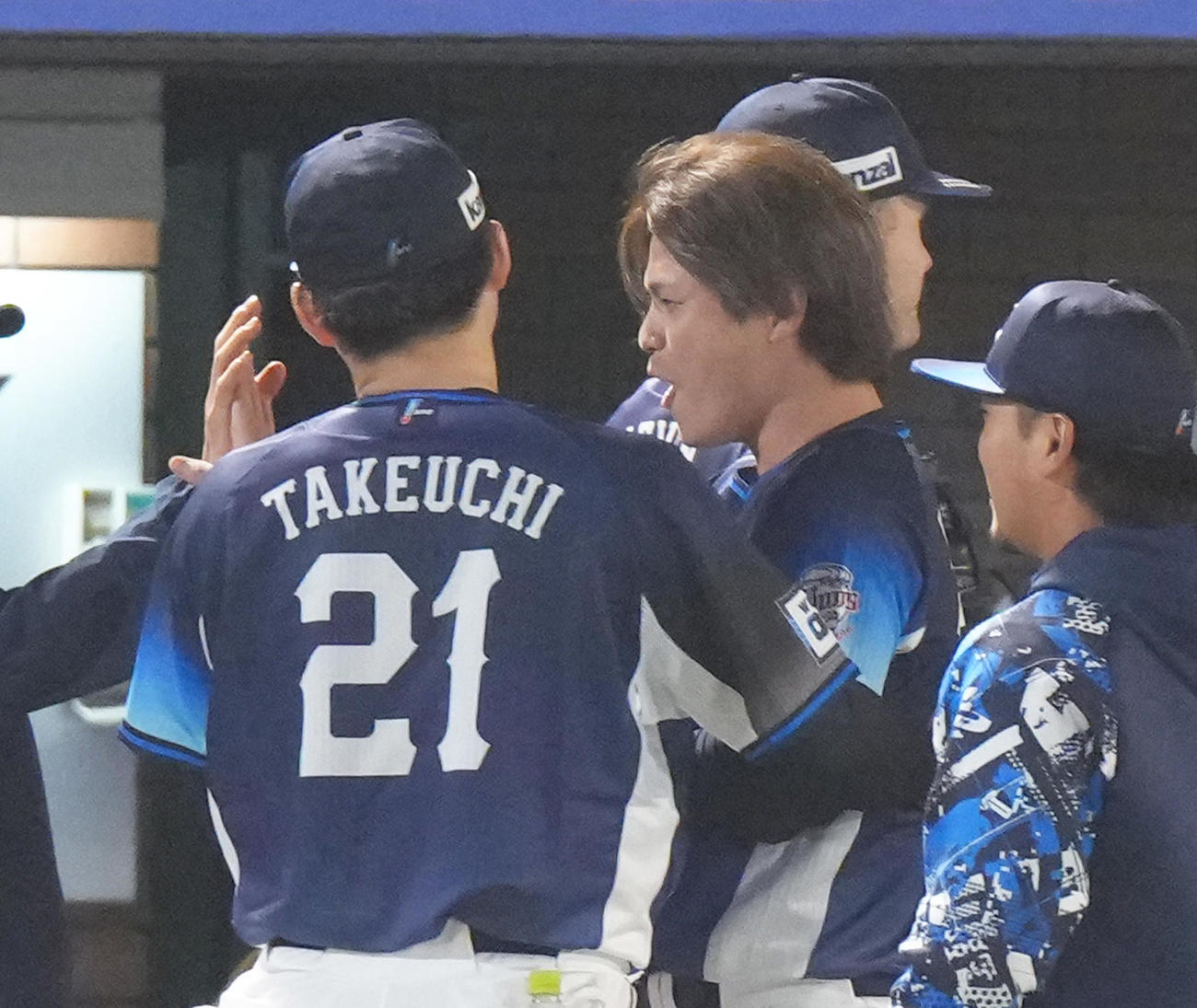 楽天対西武　8回裏楽天2死満塁、島内を空振り三振に仕留めた甲斐野（右）を迎える武内ら（撮影・足立雅史）