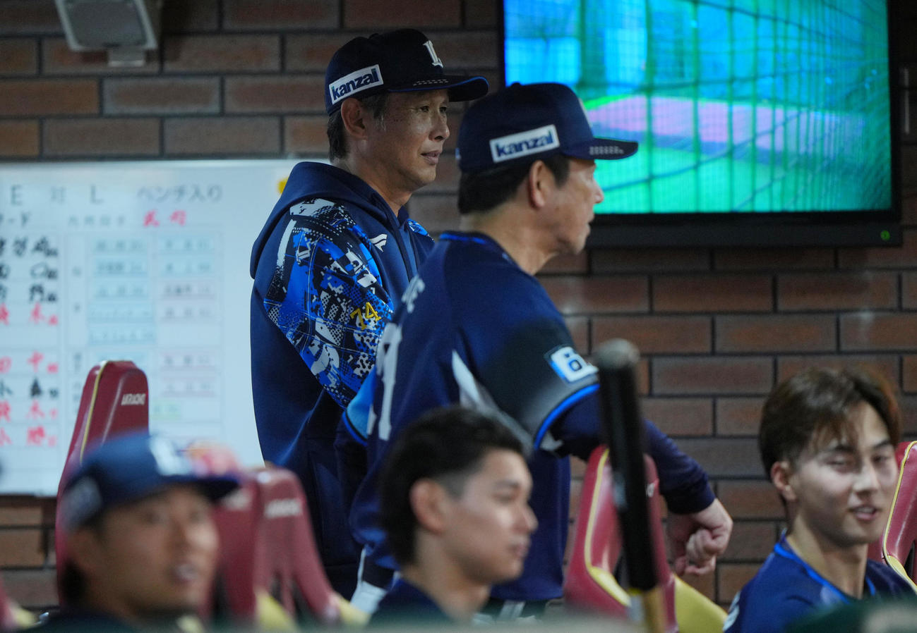 楽天対西武　戦況を見つめる西武西口監督（左）（撮影・垰建太）
