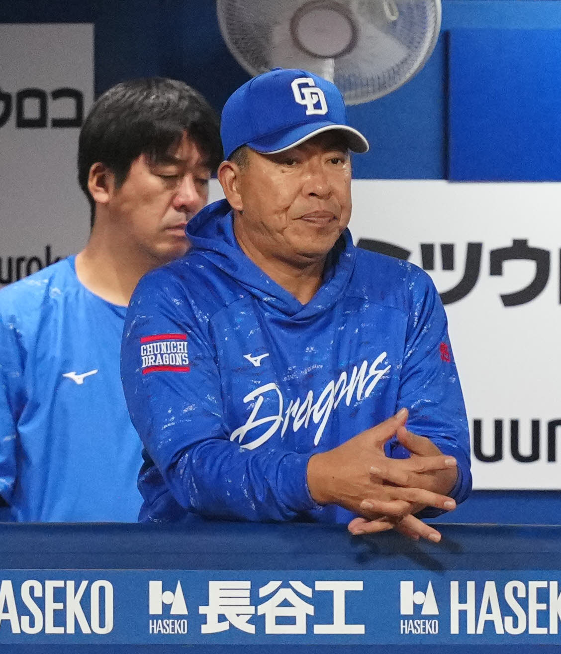 DeNA対中日　9回表、ベンチから戦況を見つめる中日井上監督（撮影・江口和貴）