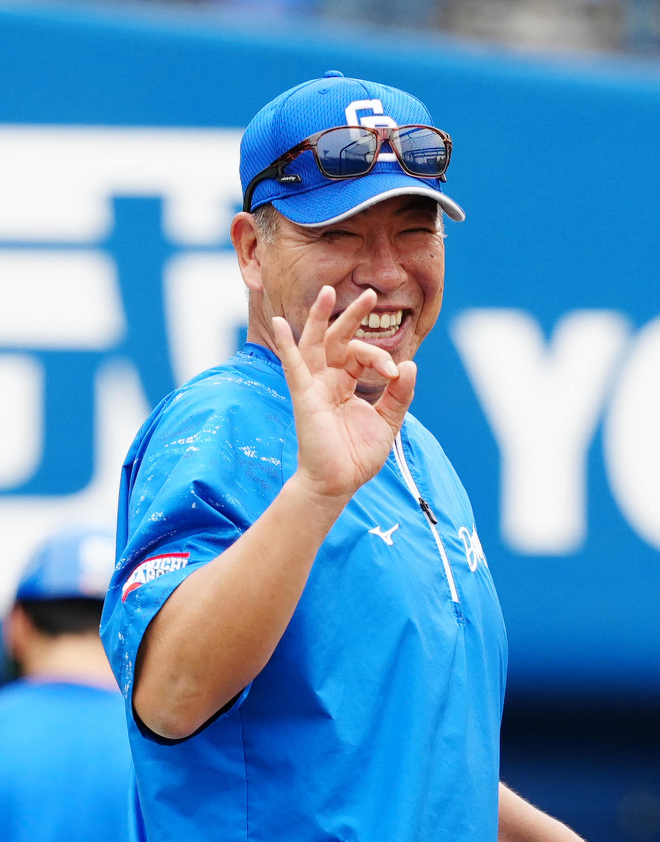 DeNA対中日　試合前練習中、OKポーズで笑顔を見せる中日井上監督（撮影・江口和貴）