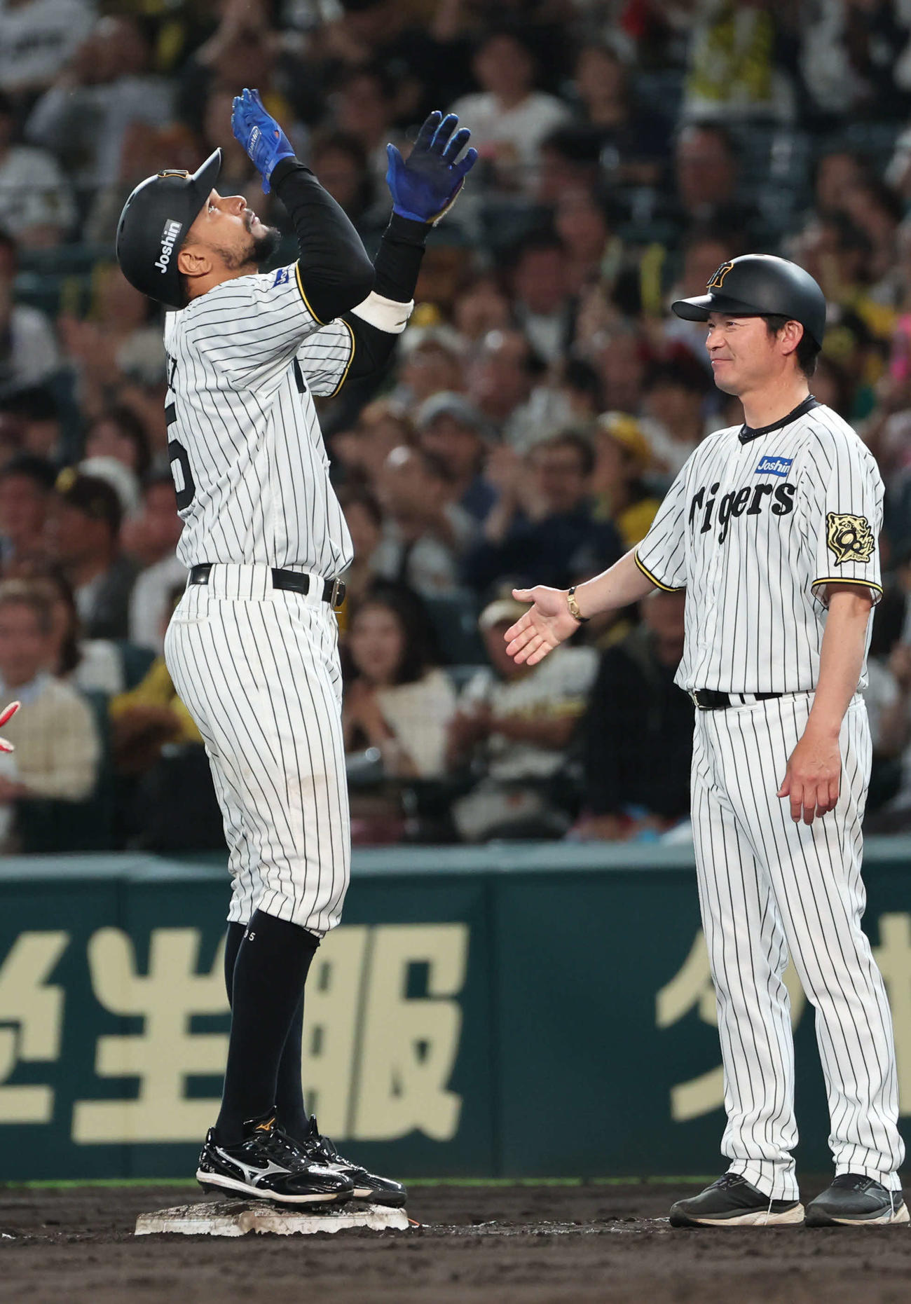 阪神対巨人　8回裏阪神無死、代打ヘルナンデスは左前打を放ち、一塁ベース上で天を仰ぐ（撮影・西尾就之）