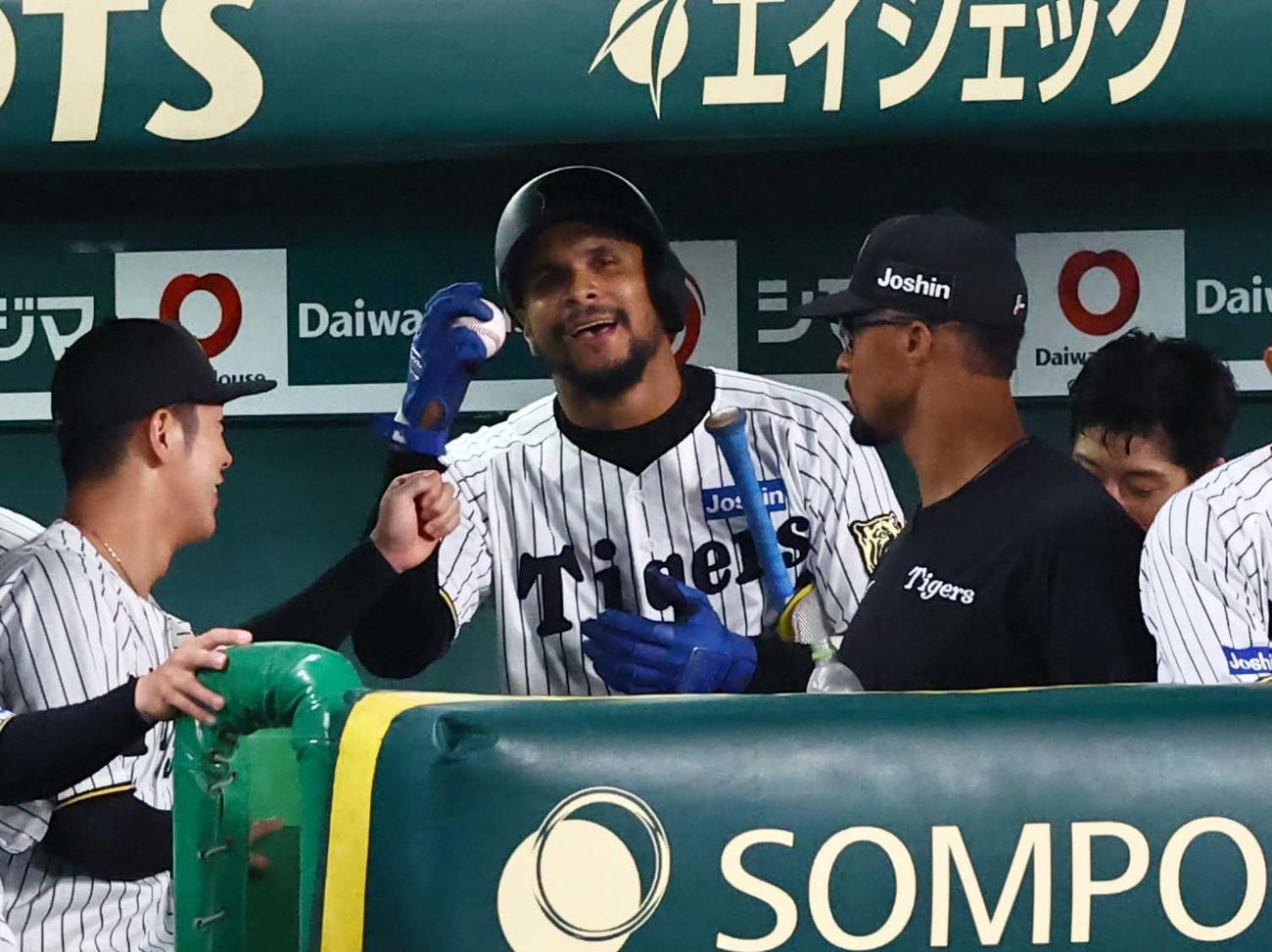 阪神対巨人　8回裏阪神無死、初安打を放ったヘルナンデスは記念球を手に笑顔を見せる（撮影・上田博志）