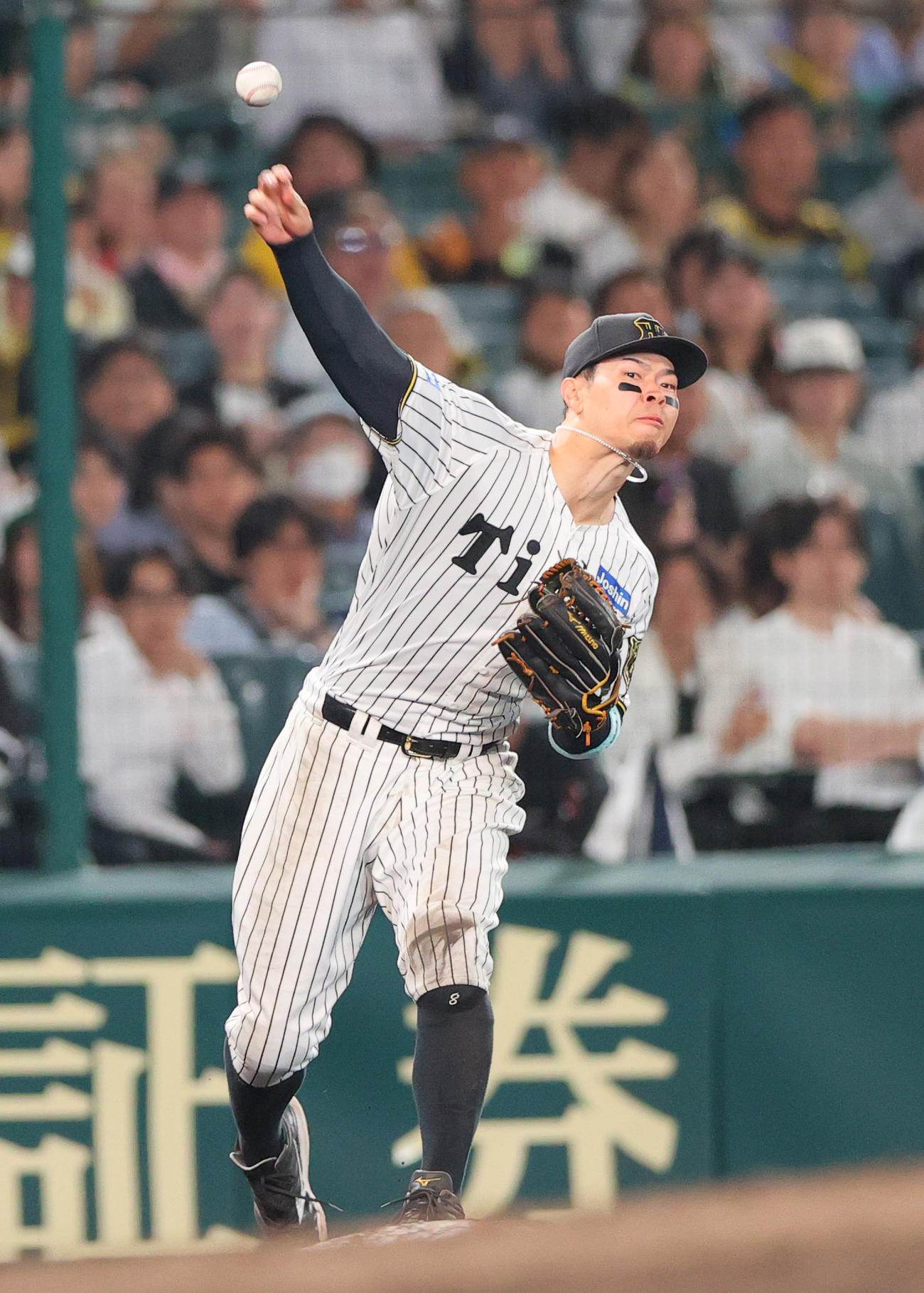阪神対巨人　8回表巨人1死、佐藤輝は浅野の三ゴロを好捕し一塁に送球する（撮影・上山淳一）
