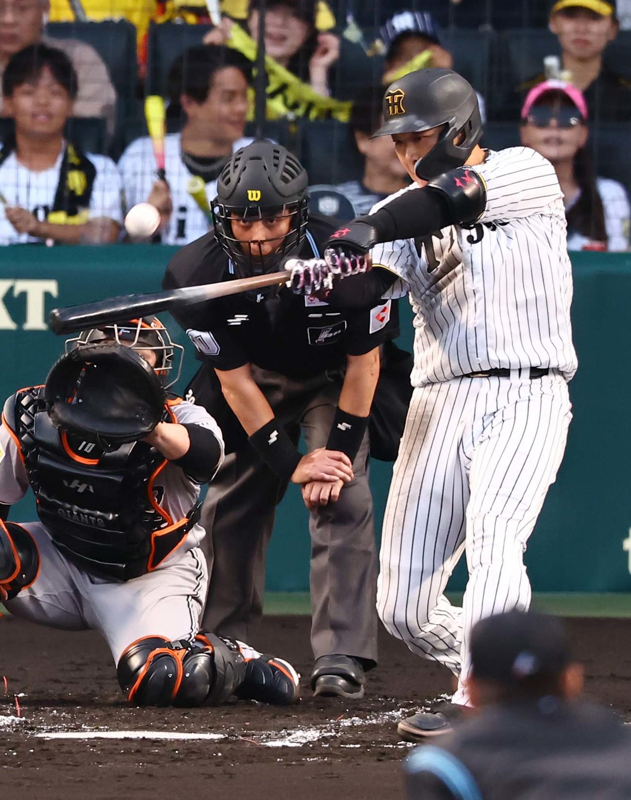 阪神対巨人　2回裏阪神無死一塁、大山は左越えに逆転2点本塁打を放つ（撮影・上田博志）