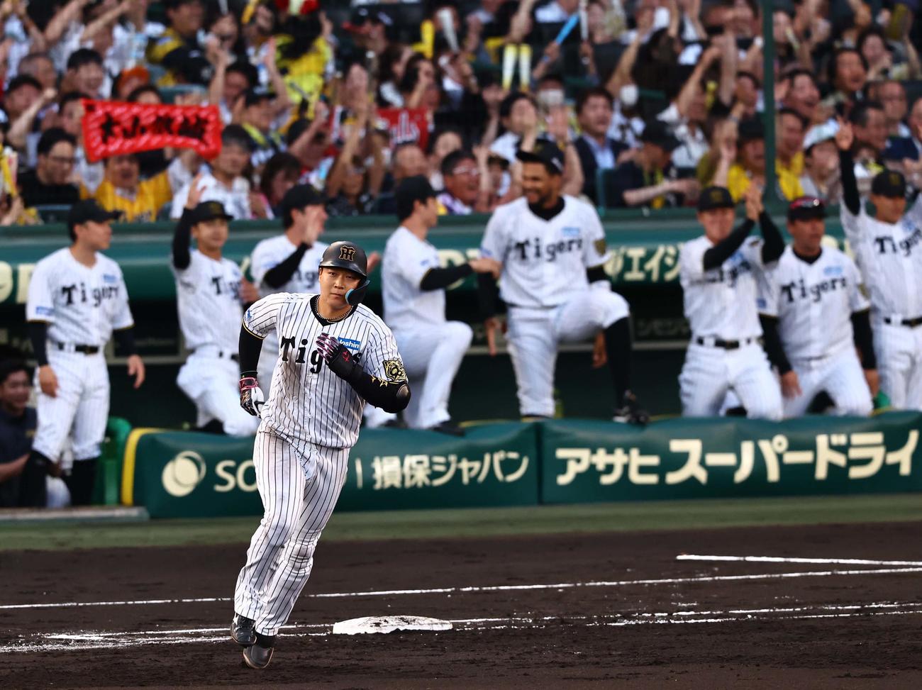 阪神対巨人　2回裏阪神無死一塁、大山は左越えに逆転2点本塁打を放つ（撮影・上田博志）