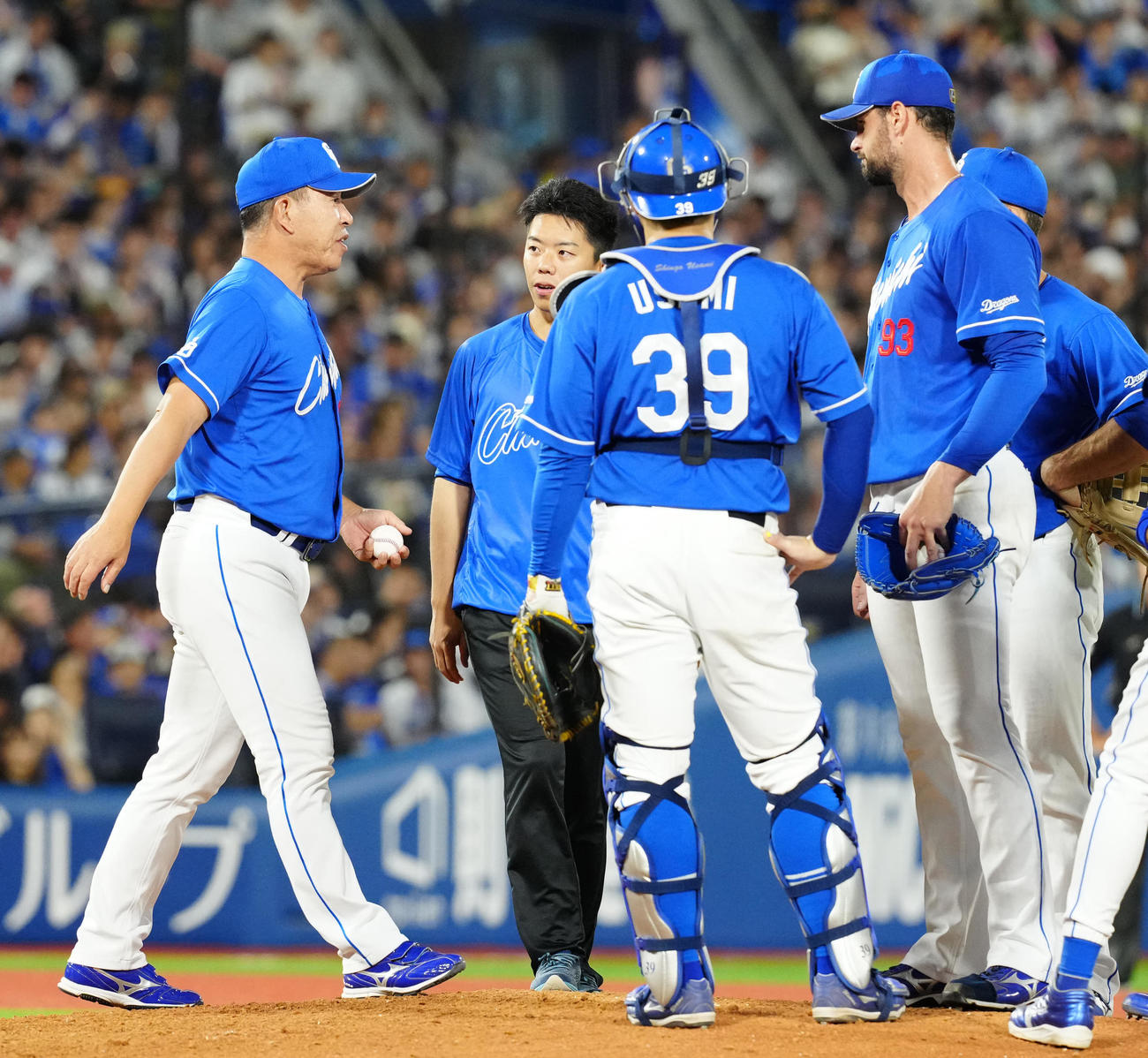 DeNA対中日　6回裏途中、中日先発マラー（右）の降板を告げ、マウンドに向かう井上監督（左）（撮影・江口和貴）