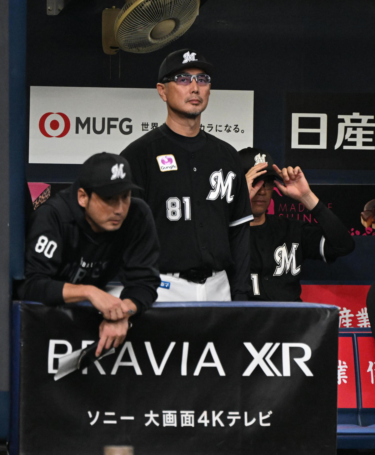 オリックス対ロッテ　ベンチから遠くを見つめるロッテ吉井監督（撮影（撮影・和賀正仁）