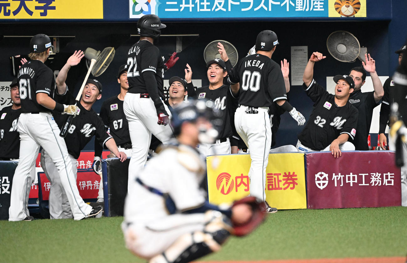 オリックス対ロッテ　6回表ロッテ2死一、二塁、左越え3点本塁打を放った池田を迎えるナイン（撮影・和賀正仁）