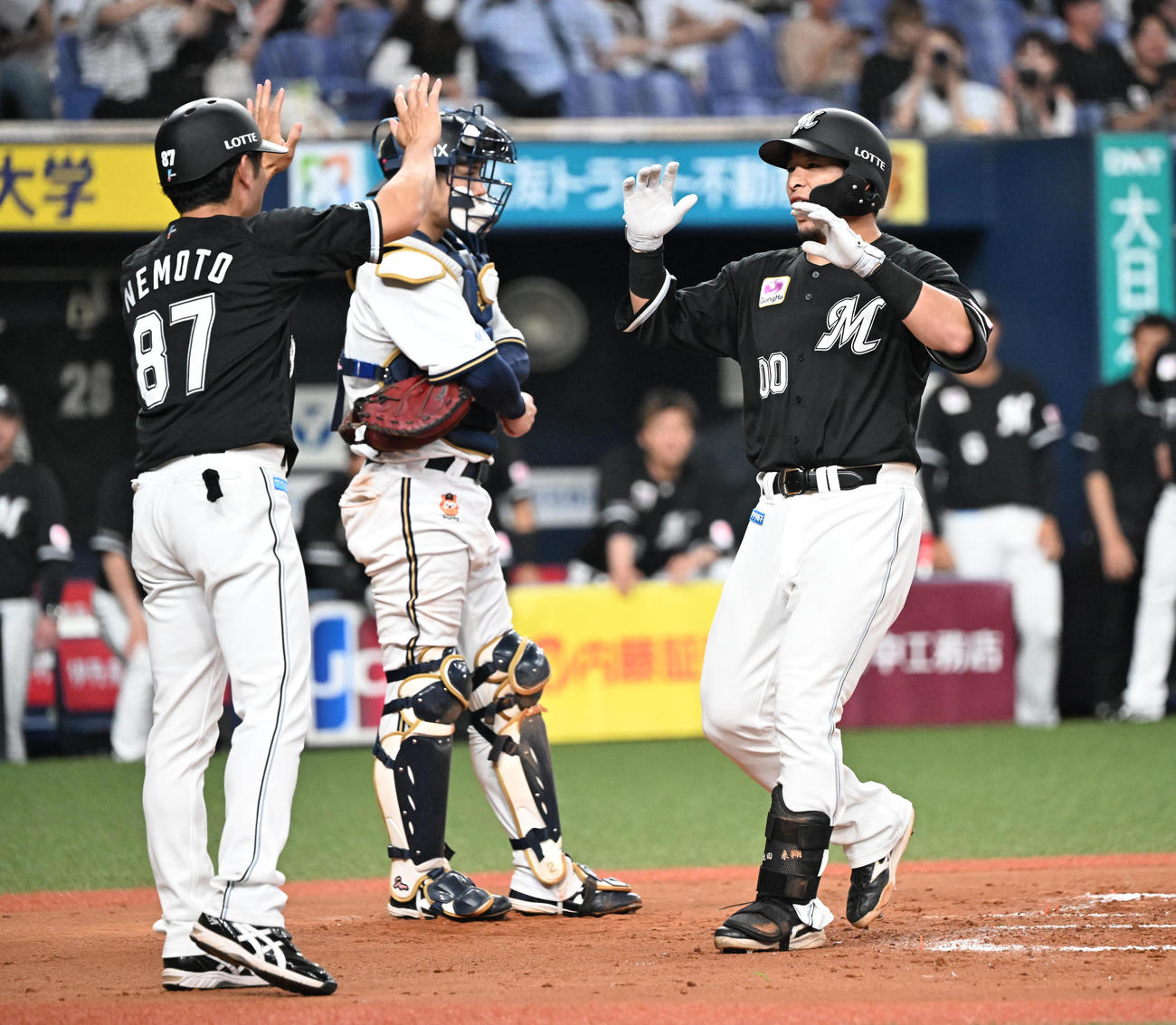 オリックス対ロッテ　6回表ロッテ2死一、二塁、左越え3点本塁打を放ち生還する池田（撮影・和賀正仁）