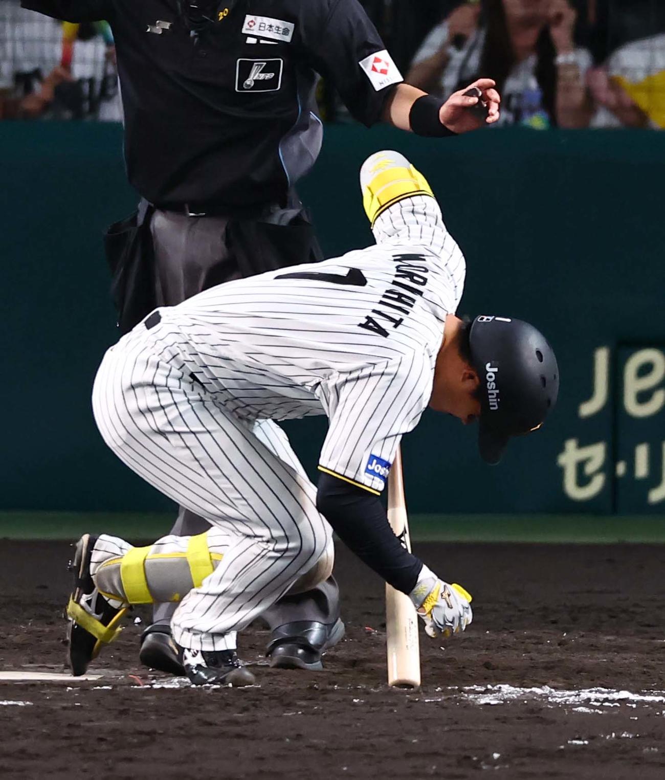 阪神対巨人　8回裏阪神無死満塁、森下は左足に自打球を当てる（撮影・上田博志）