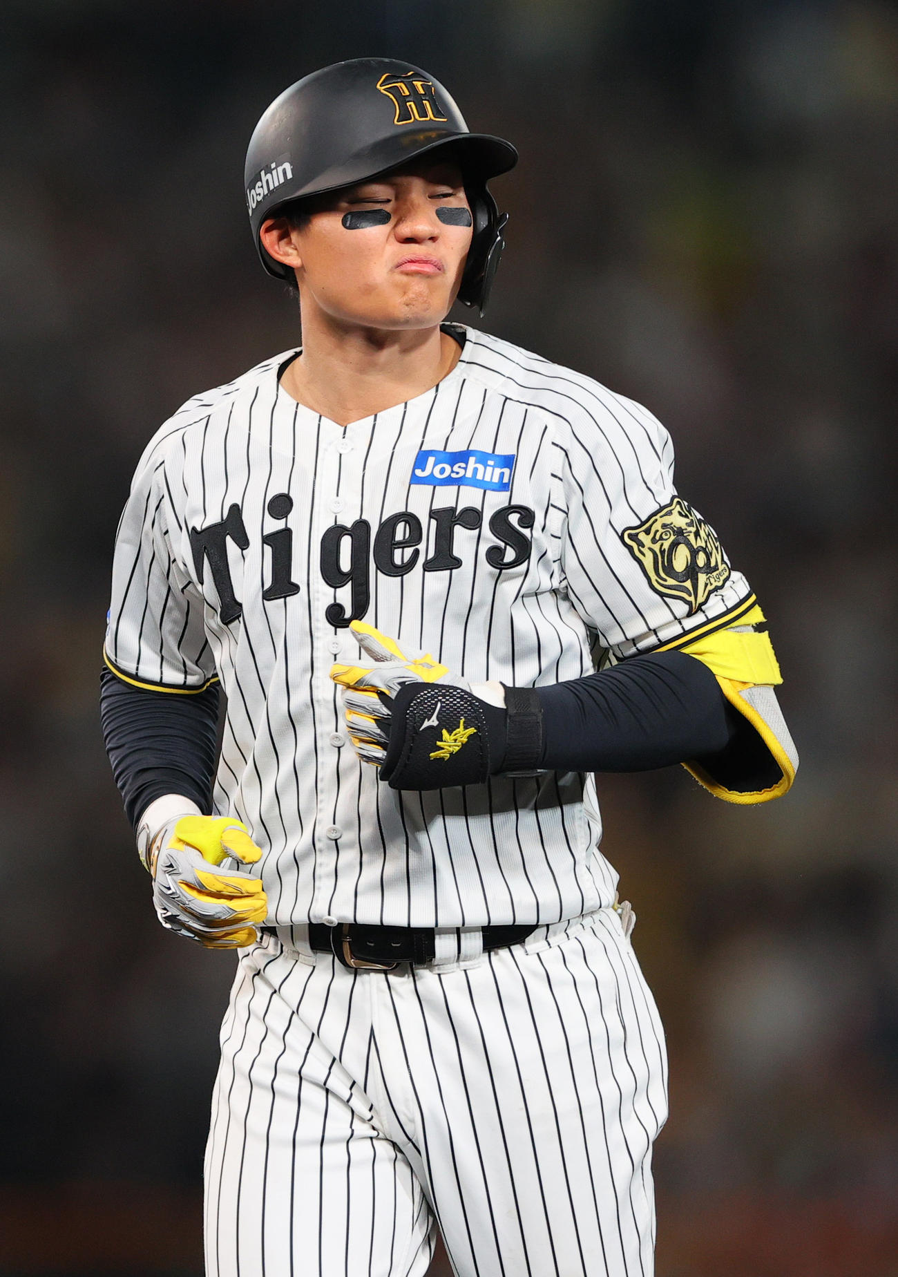 阪神対巨人　6回裏阪神1死、森下は左飛に倒れ渋い表情を見せる（撮影・上山淳一）