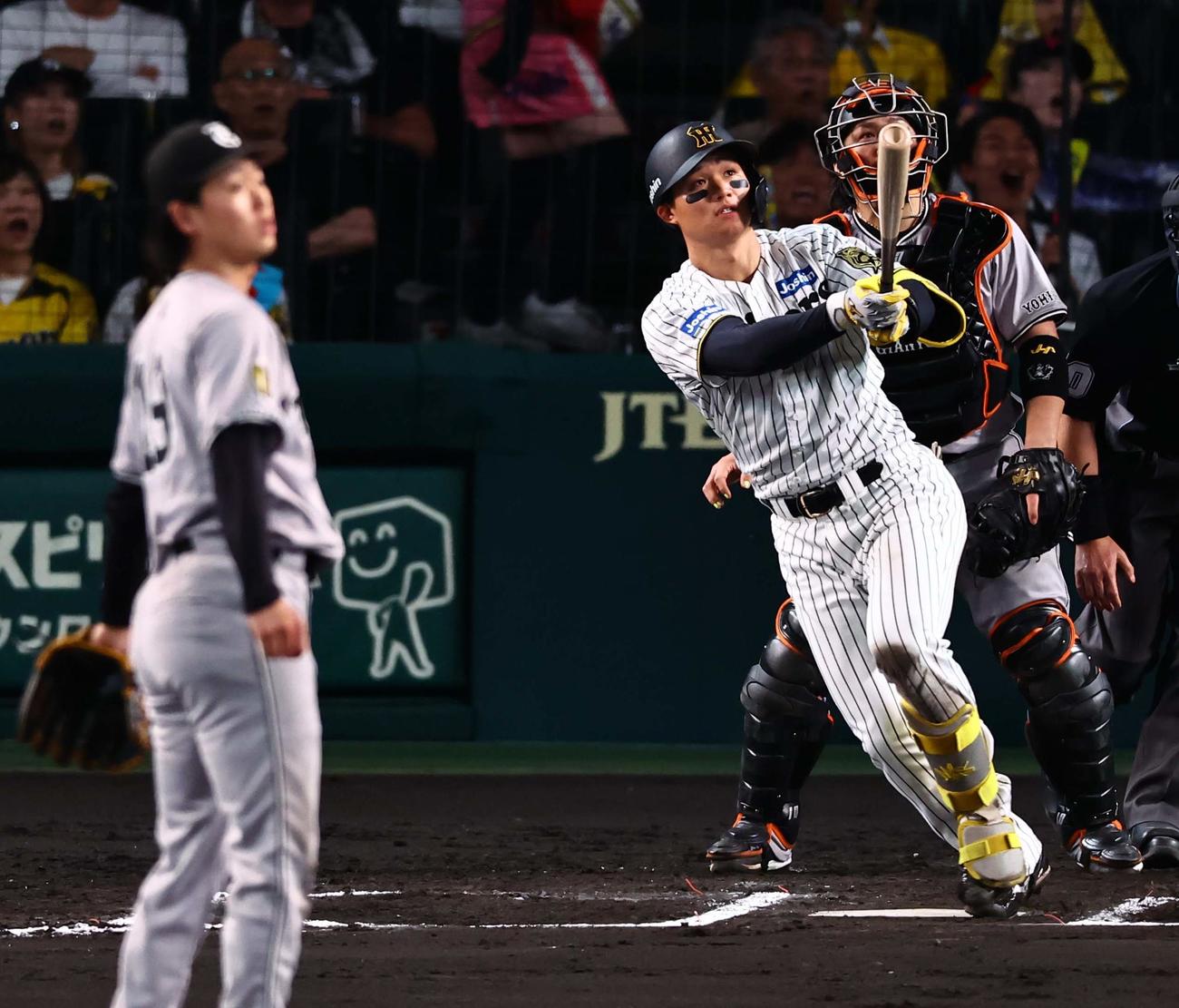 阪神対巨人　6回裏阪神1死、森下は大飛球を放つも左飛に倒れる（撮影・上田博志）