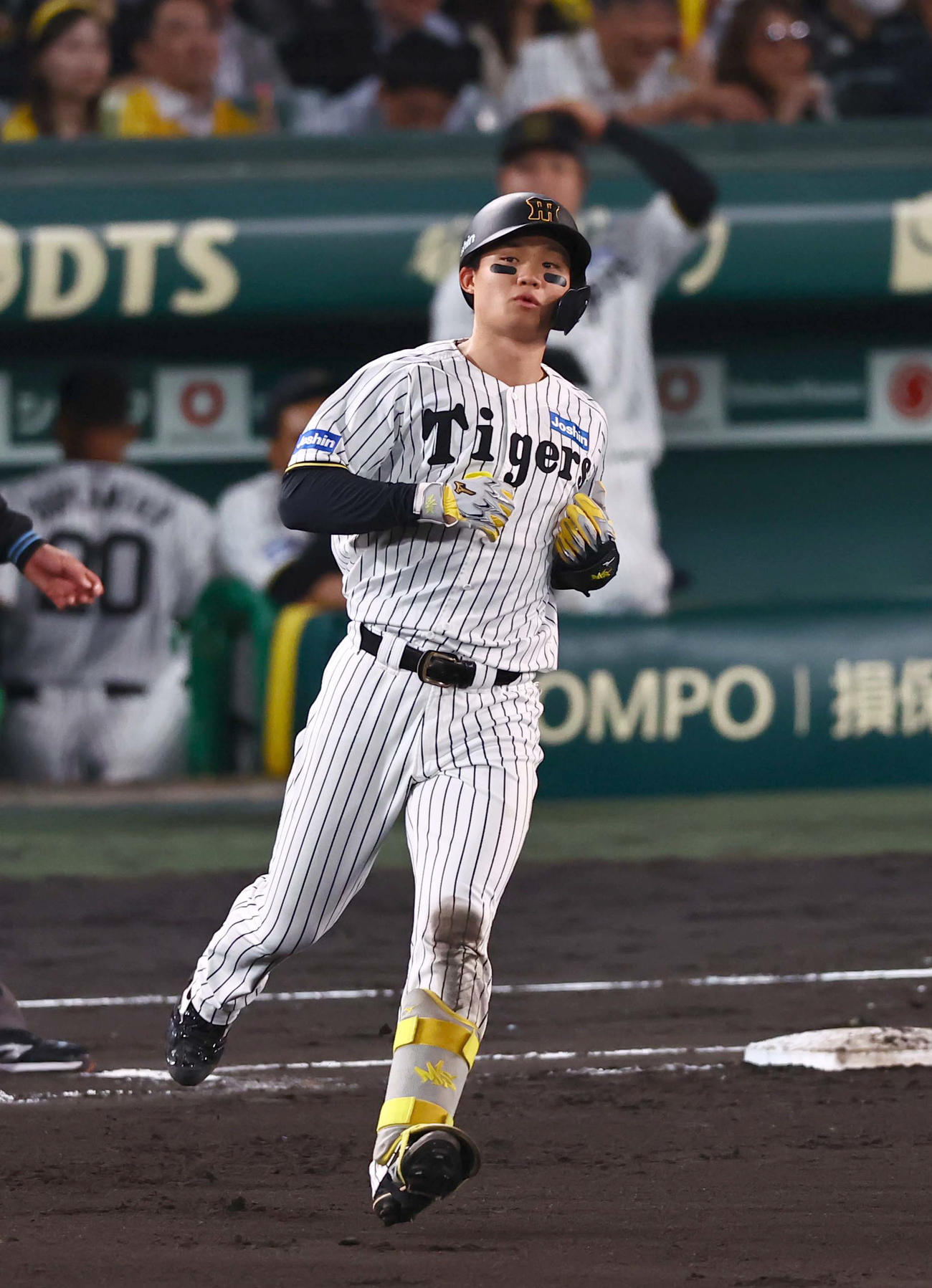 阪神対巨人　6回裏阪神1死、森下は大飛球を放つも左飛に倒れる（撮影・上田博志）