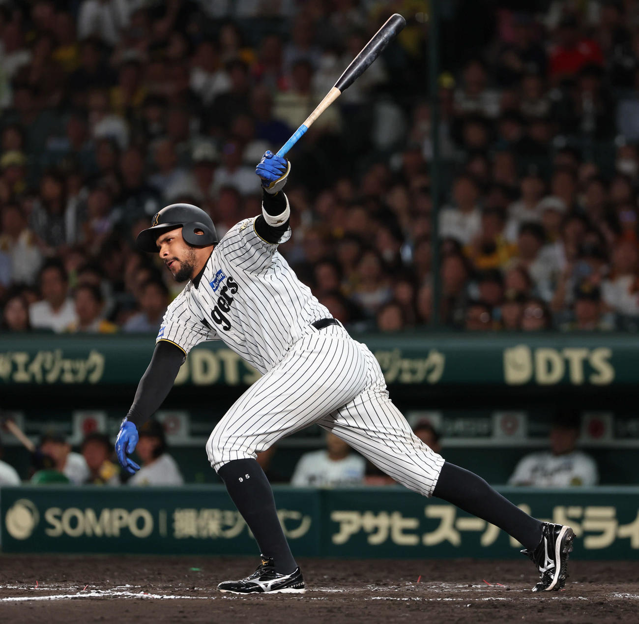 阪神対巨人　8回裏阪神無死、代打ヘルナンデスは左前打を放つ（撮影・西尾就之）