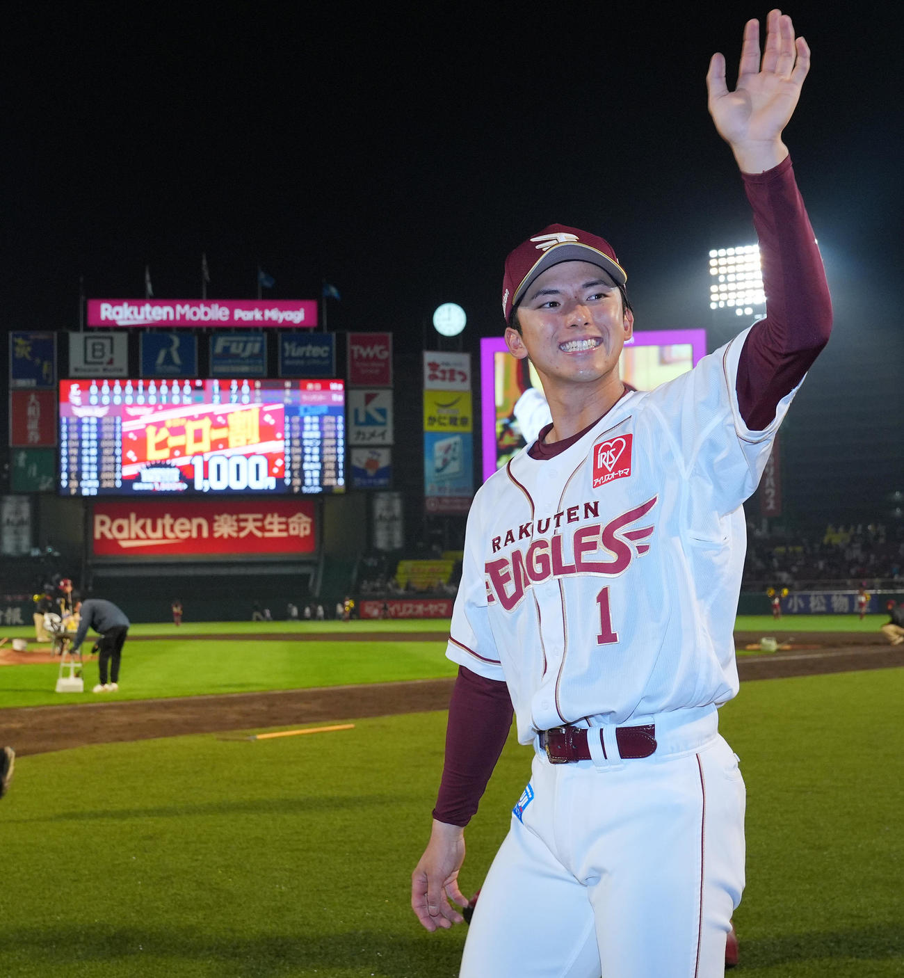楽天対西武　サヨナラ勝ちでヒーローの楽天宗山は笑顔で手を振る（撮影・垰建太）