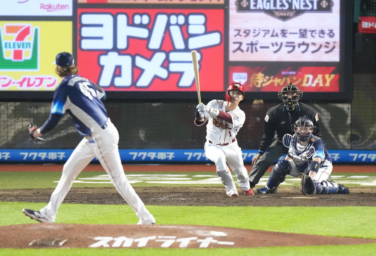 楽天対西武　9回裏楽天1死三塁、宗山はサヨナラの中犠飛を放つ。投手ウィンゲンター（撮影・足立雅史）